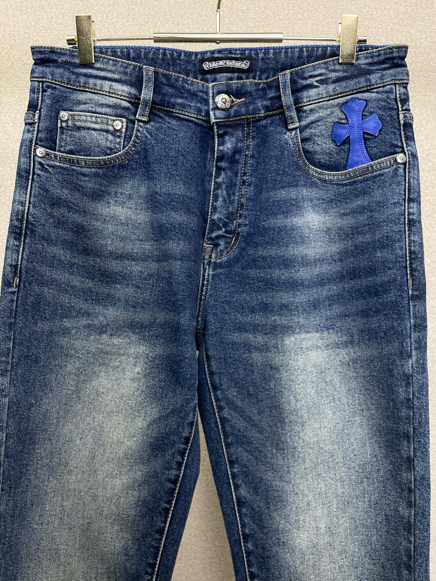 Chrome hearts克罗心💥独家专供新款休闲牛仔裤👖高端版本 专柜定制面料 透气舒适度高，细节无可挑剔，品牌元素设