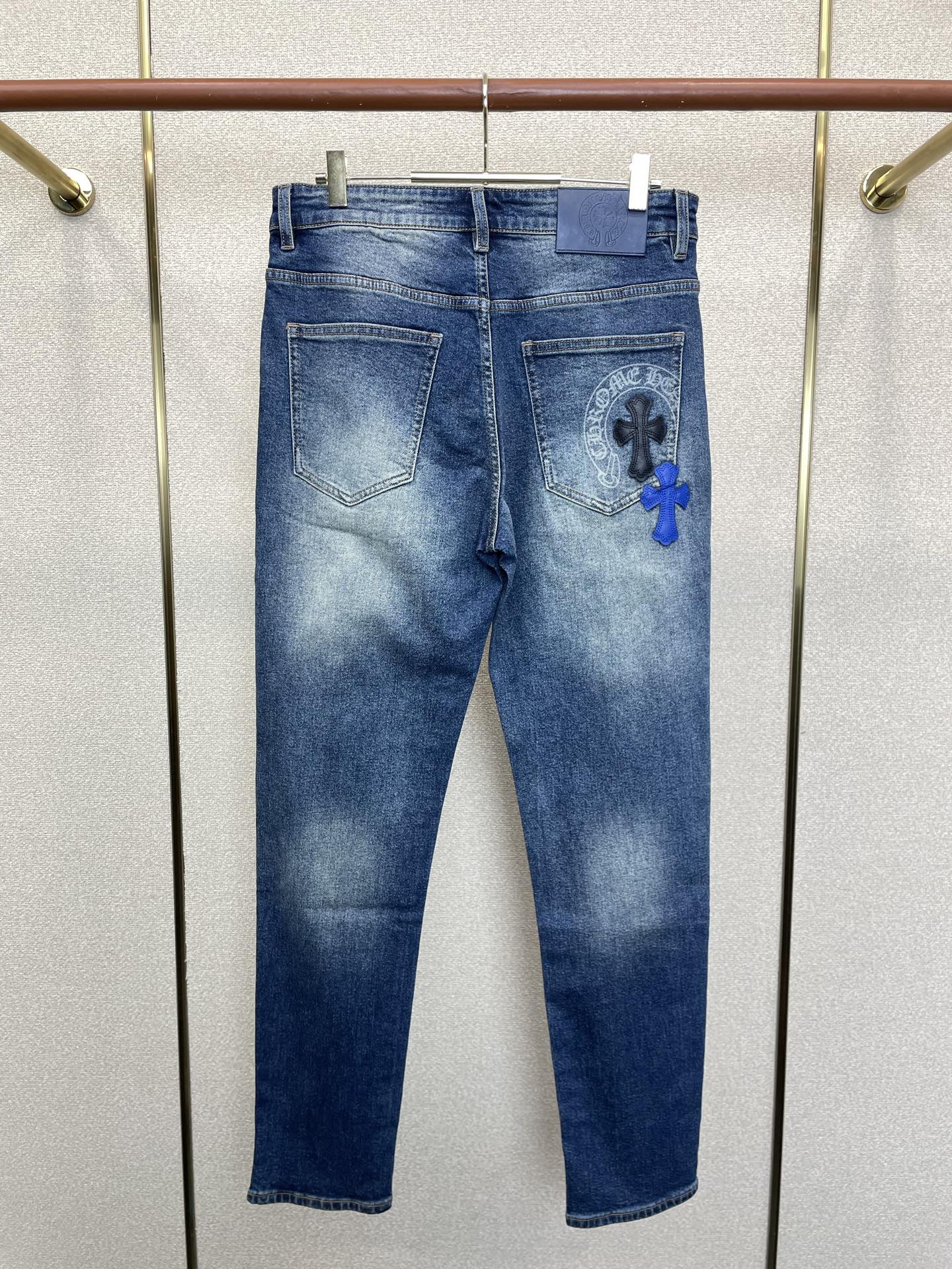 Chrome hearts克罗心💥独家专供新款休闲牛仔裤👖高端版本 专柜定制面料 透气舒适度高，细节无可挑剔，品牌元素设