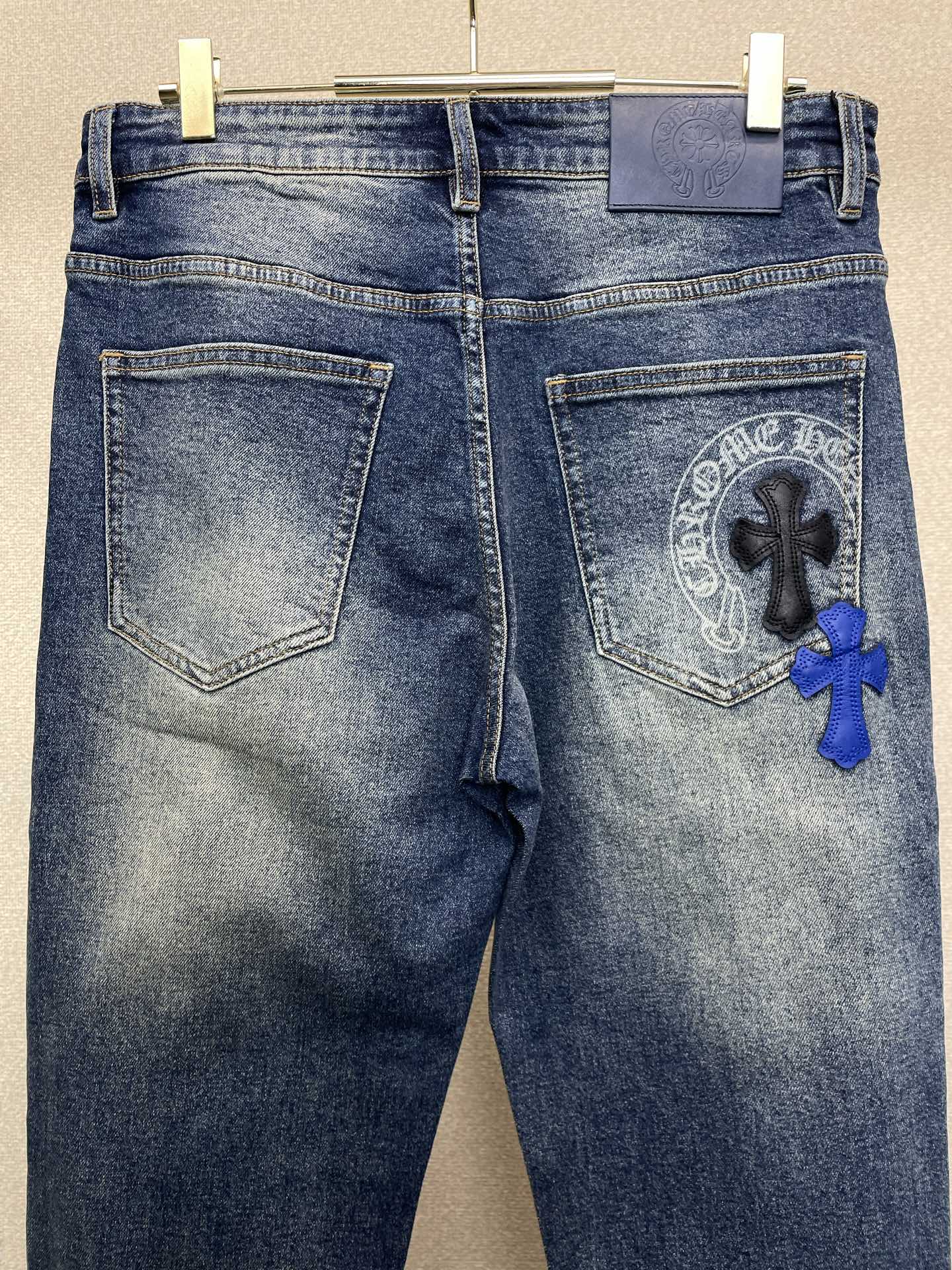 Chrome hearts克罗心💥独家专供新款休闲牛仔裤👖高端版本 专柜定制面料 透气舒适度高，细节无可挑剔，品牌元素设