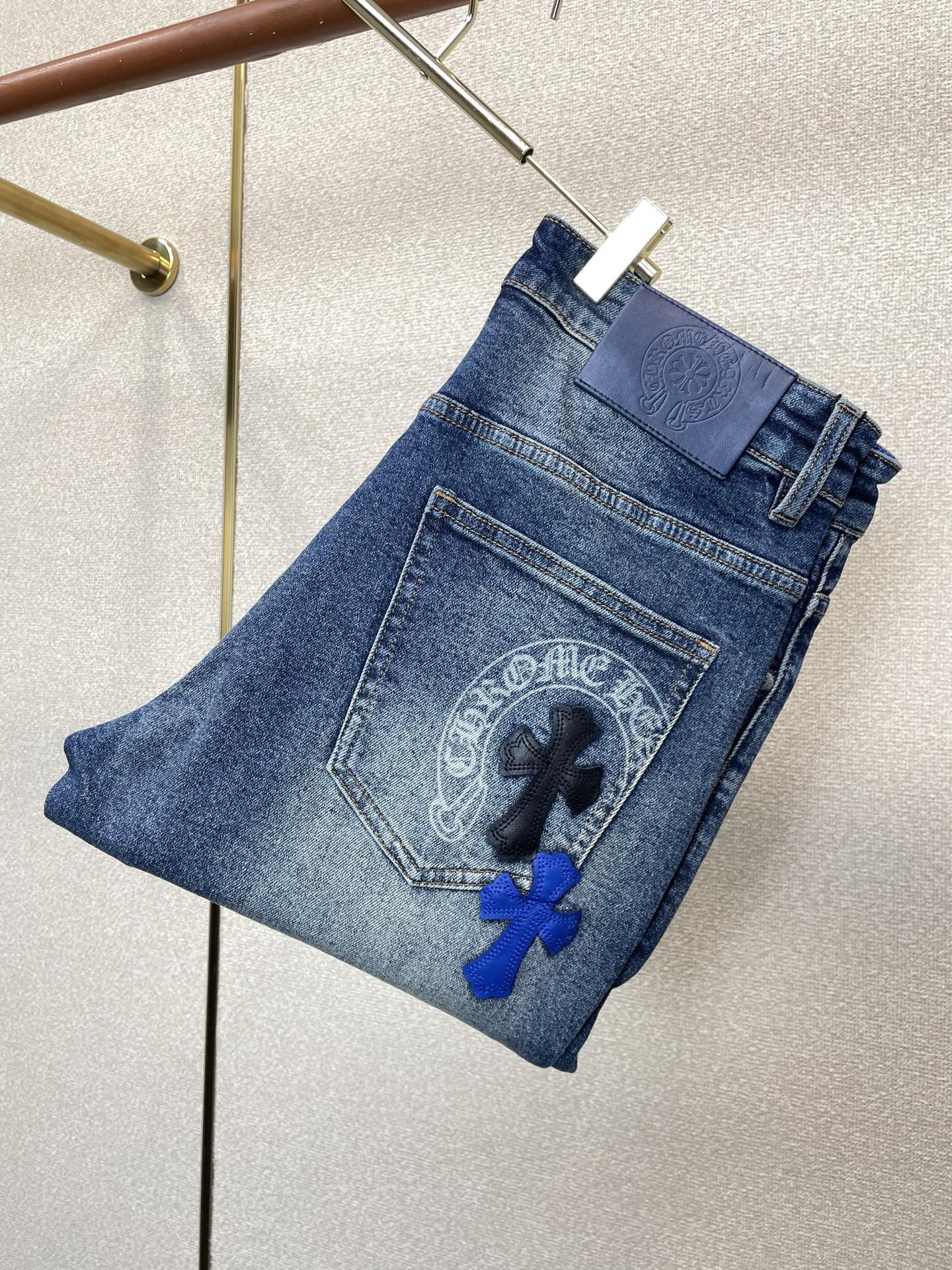 Chrome hearts克罗心💥独家专供新款休闲牛仔裤👖高端版本 专柜定制面料 透气舒适度高，细节无可挑剔，品牌元素设