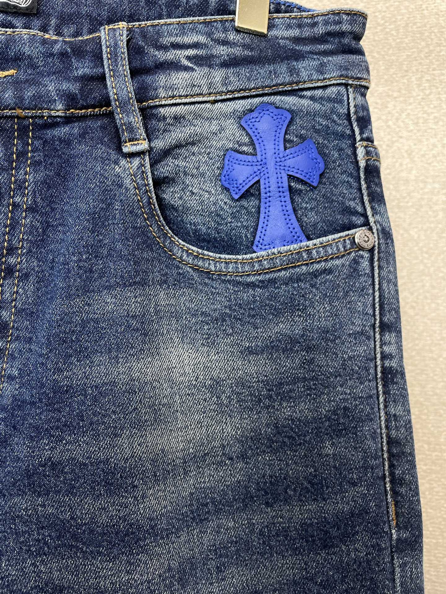 Chrome hearts克罗心💥独家专供新款休闲牛仔裤👖高端版本 专柜定制面料 透气舒适度高，细节无可挑剔，品牌元素设