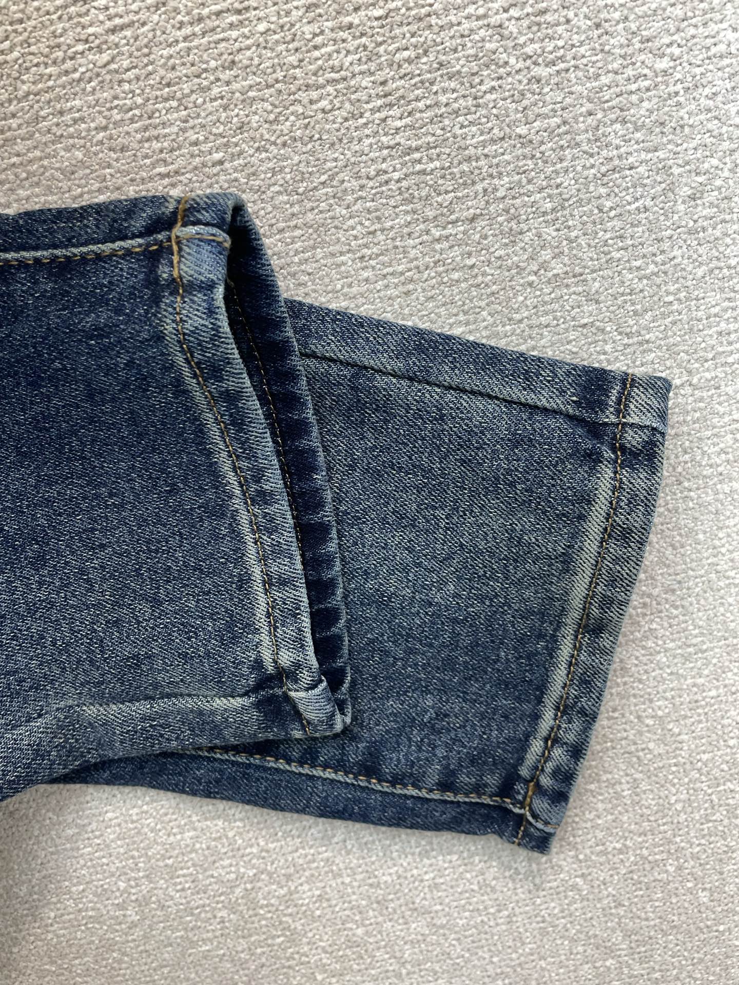 Louis Vuitton路易威登💥独家专供新款休闲牛仔裤👖高端版本 专柜定制面料 透气舒适度高，细节无可挑剔，品牌元素