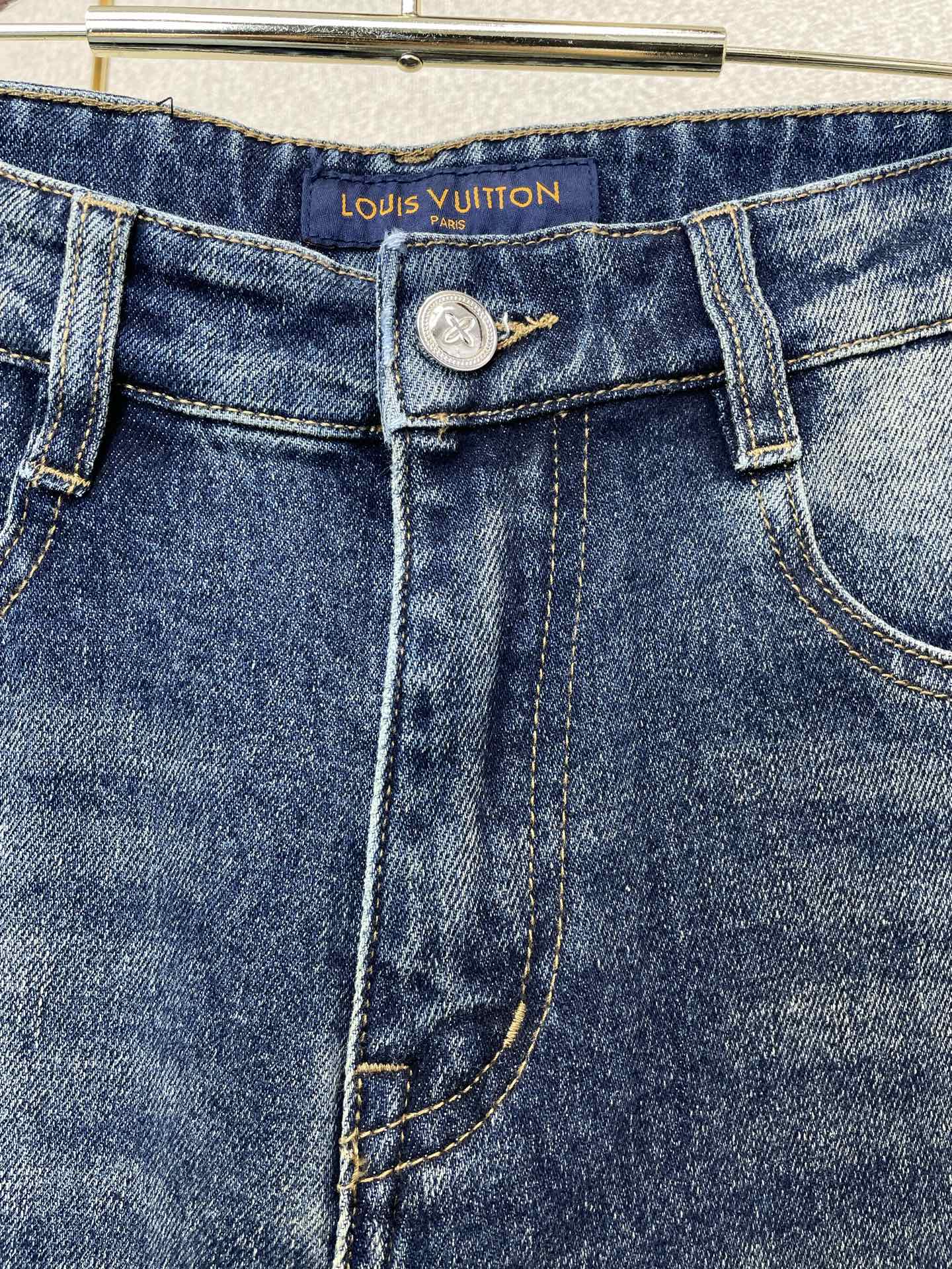 Louis Vuitton路易威登💥独家专供新款休闲牛仔裤👖高端版本 专柜定制面料 透气舒适度高，细节无可挑剔，品牌元素