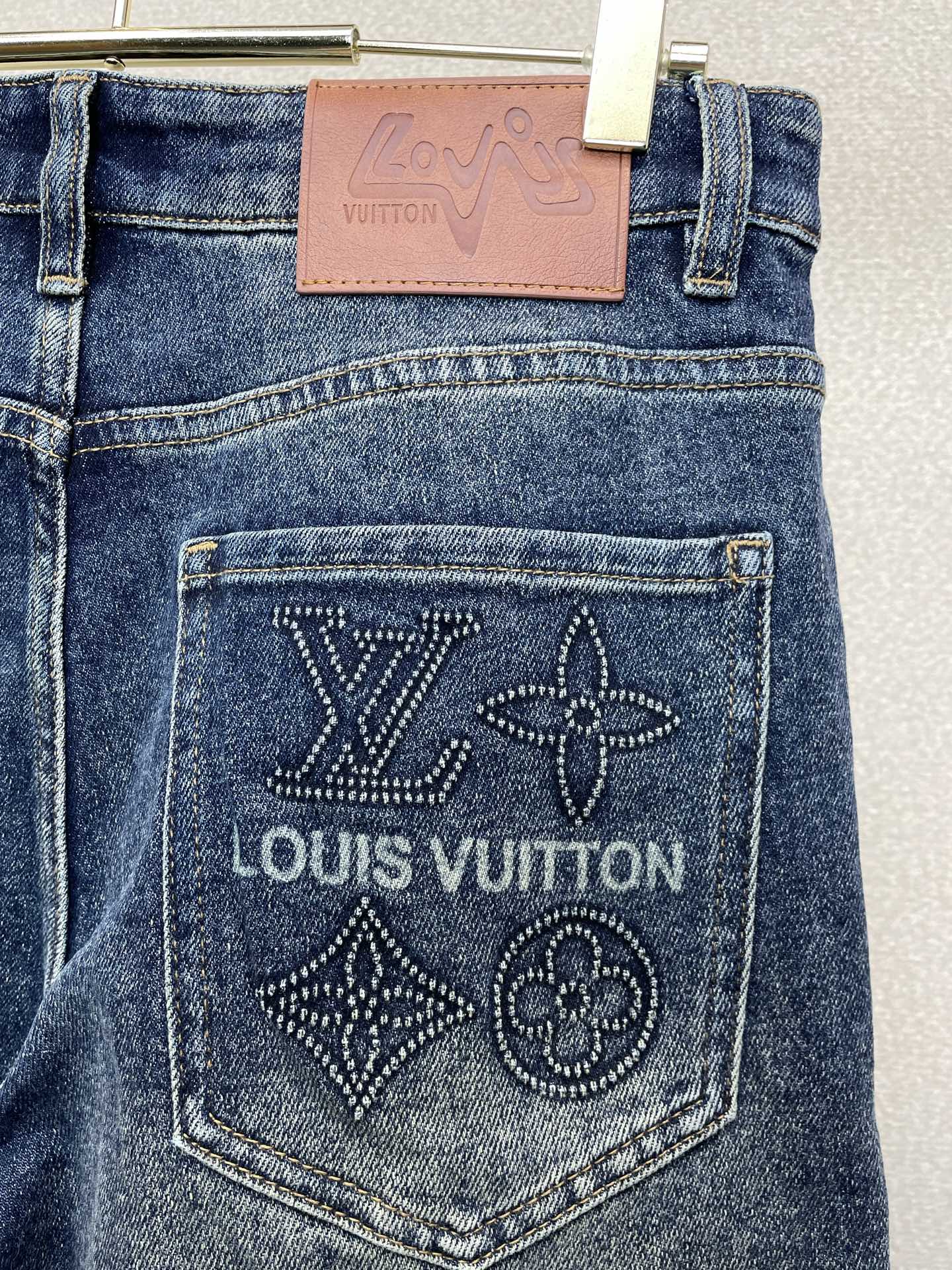 Louis Vuitton路易威登💥独家专供新款休闲牛仔裤👖高端版本 专柜定制面料 透气舒适度高，细节无可挑剔，品牌元素