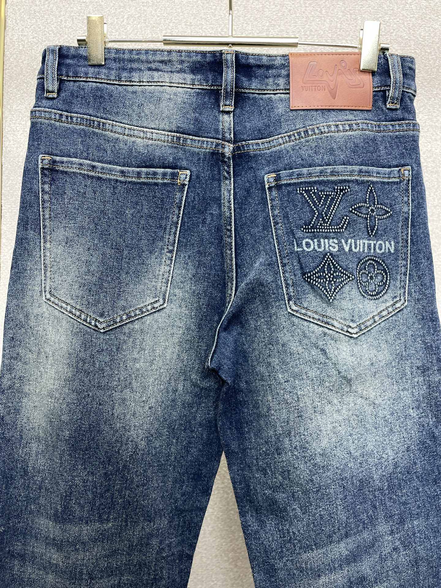 Louis Vuitton路易威登💥独家专供新款休闲牛仔裤👖高端版本 专柜定制面料 透气舒适度高，细节无可挑剔，品牌元素