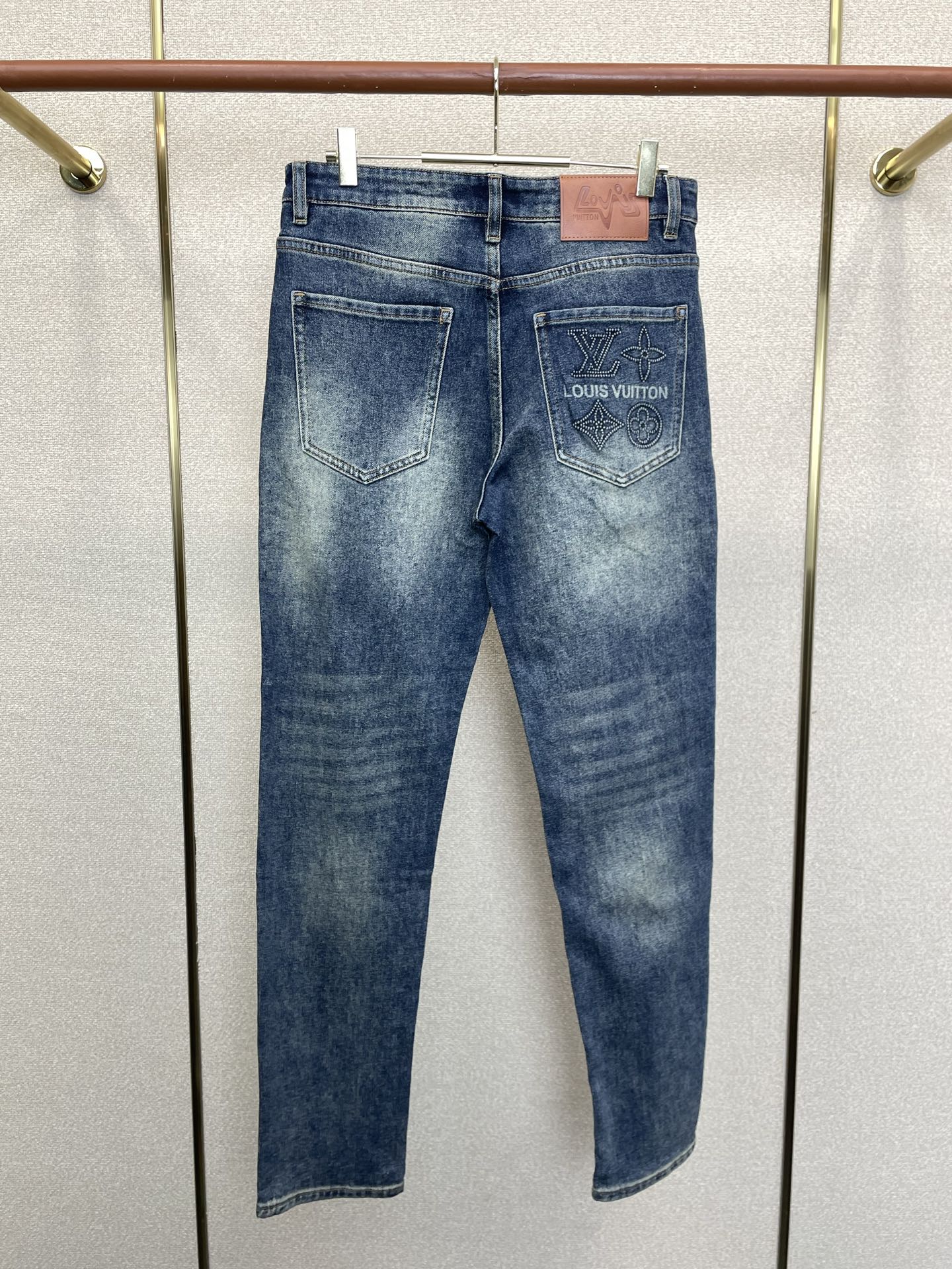 Louis Vuitton路易威登💥独家专供新款休闲牛仔裤👖高端版本 专柜定制面料 透气舒适度高，细节无可挑剔，品牌元素