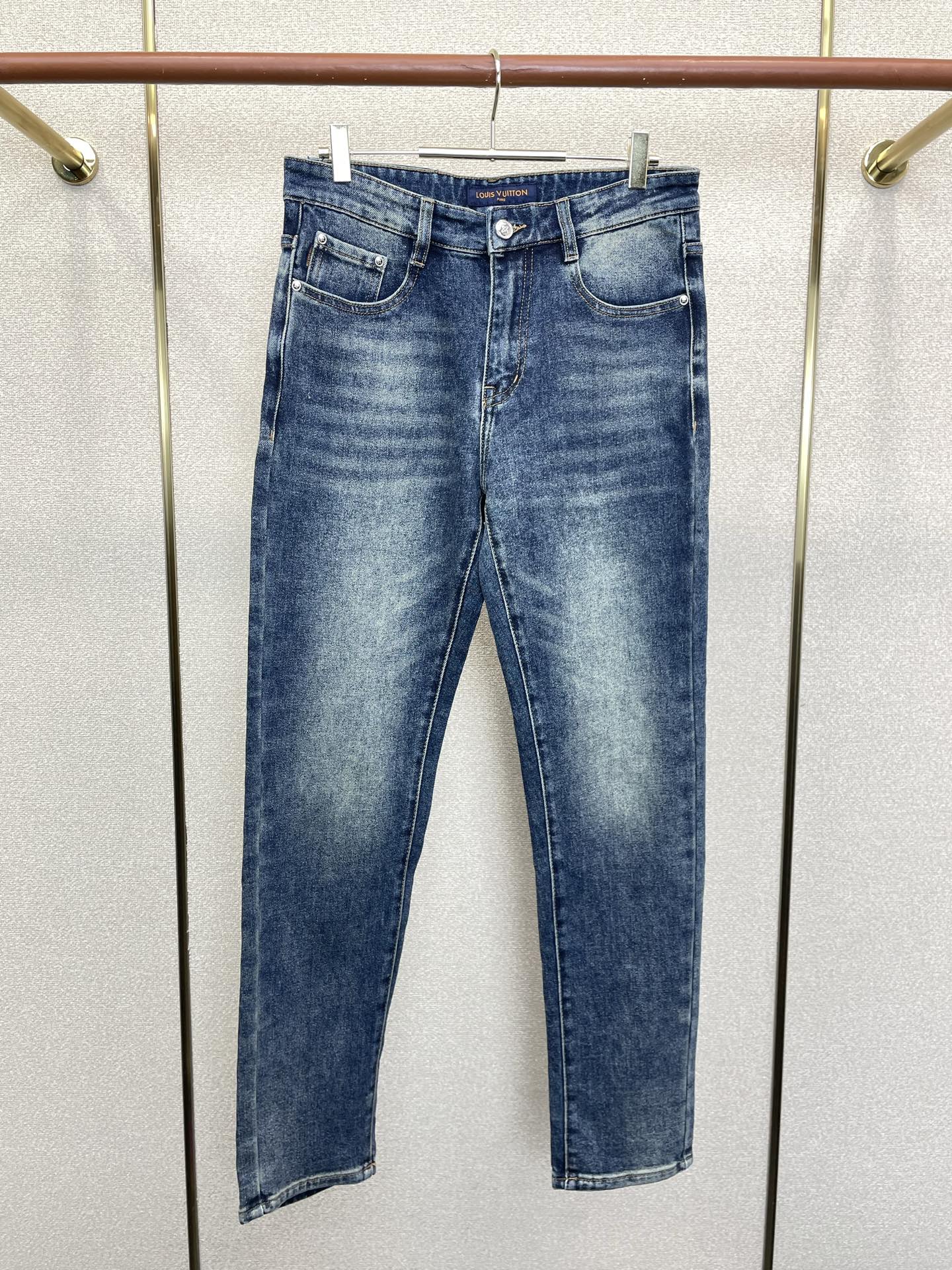 Louis Vuitton路易威登💥独家专供新款休闲牛仔裤👖高端版本 专柜定制面料 透气舒适度高，细节无可挑剔，品牌元素