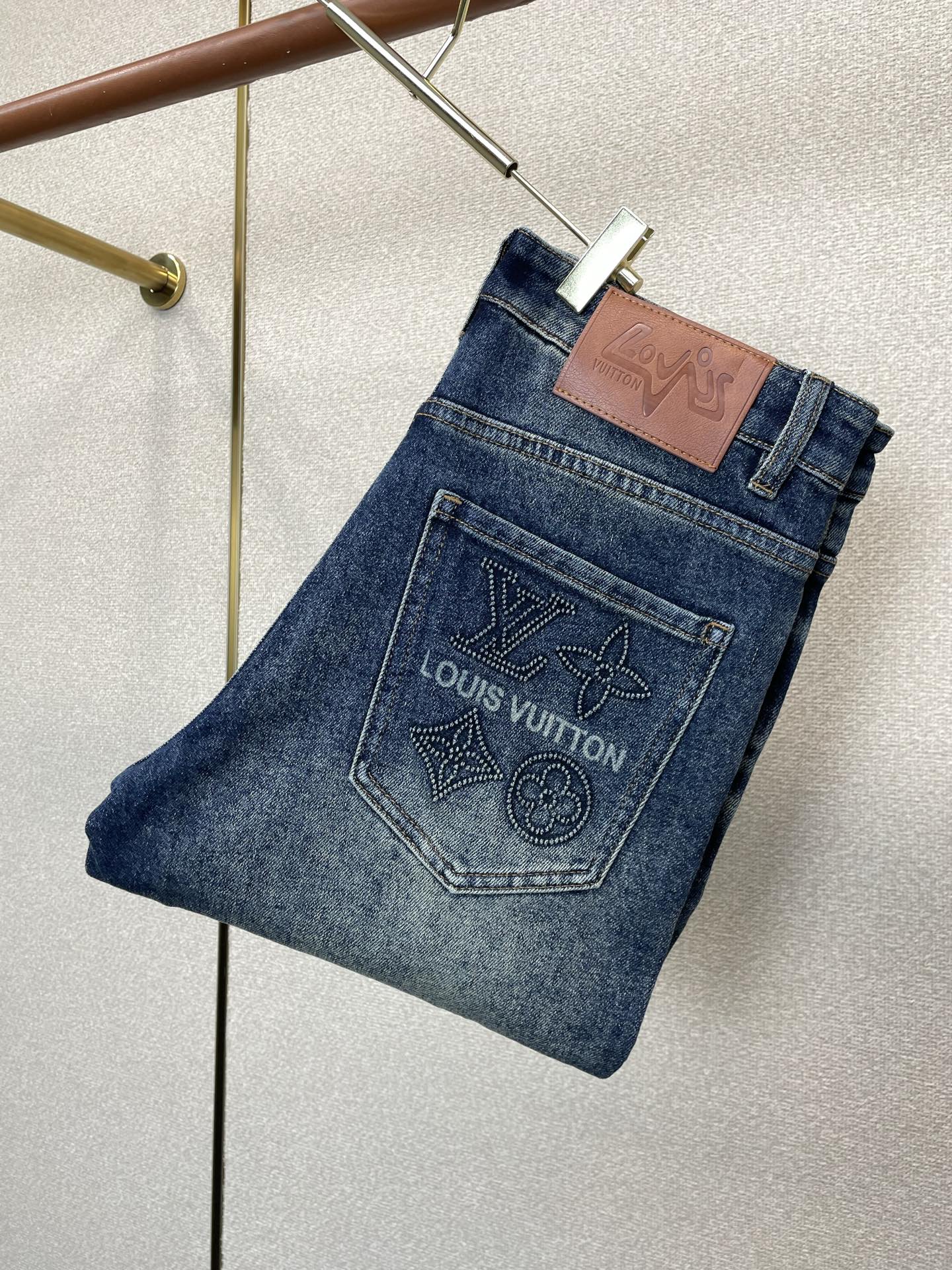 Louis Vuitton路易威登💥独家专供新款休闲牛仔裤👖高端版本 专柜定制面料 透气舒适度高，细节无可挑剔，品牌元素