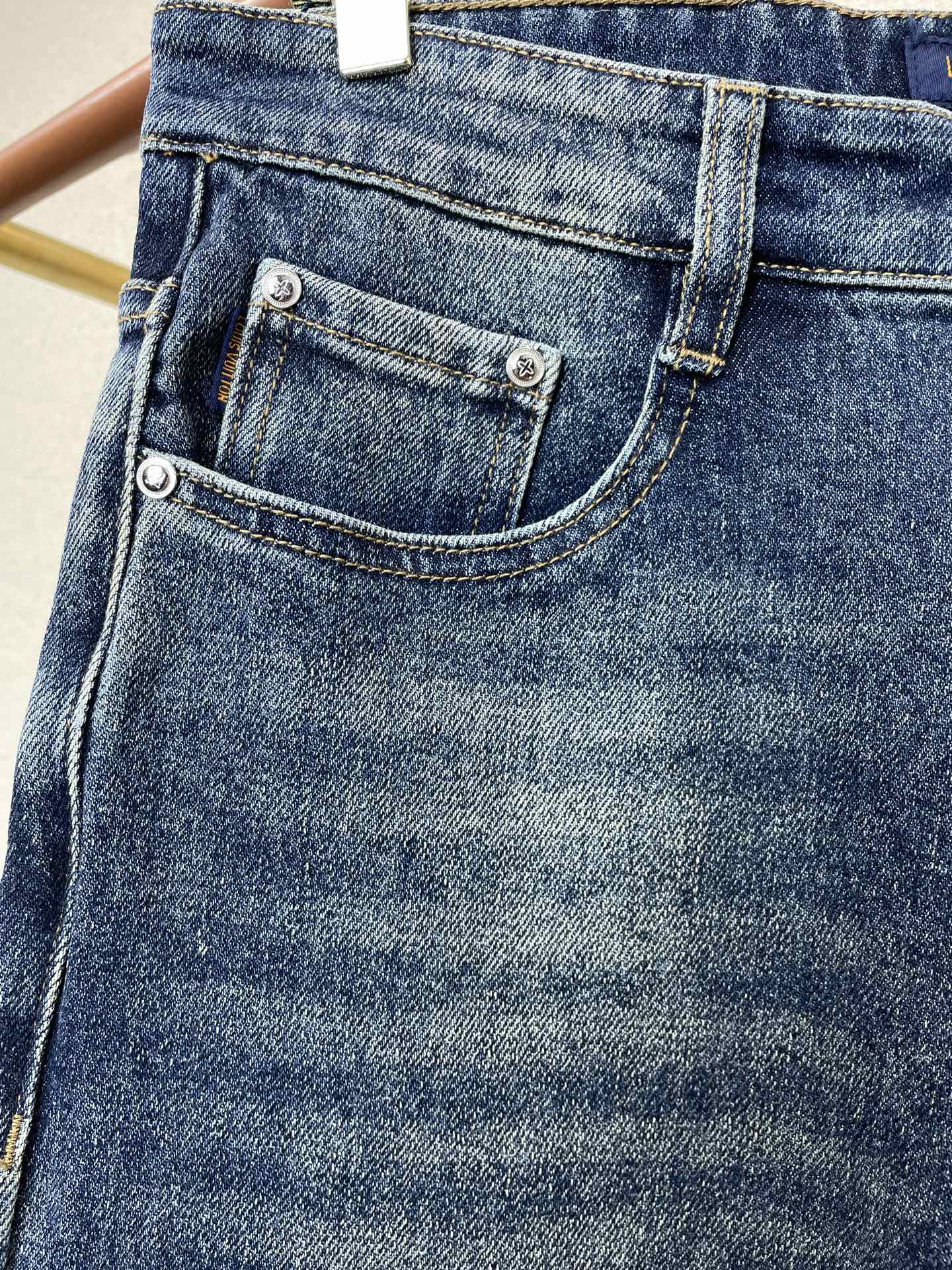 Louis Vuitton路易威登💥独家专供新款休闲牛仔裤👖高端版本 专柜定制面料 透气舒适度高，细节无可挑剔，品牌元素
