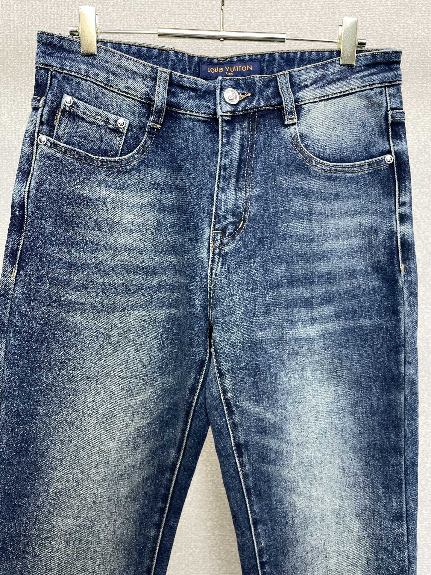Louis Vuitton路易威登💥独家专供新款休闲牛仔裤👖高端版本 专柜定制面料 透气舒适度高，细节无可挑剔，品牌元素