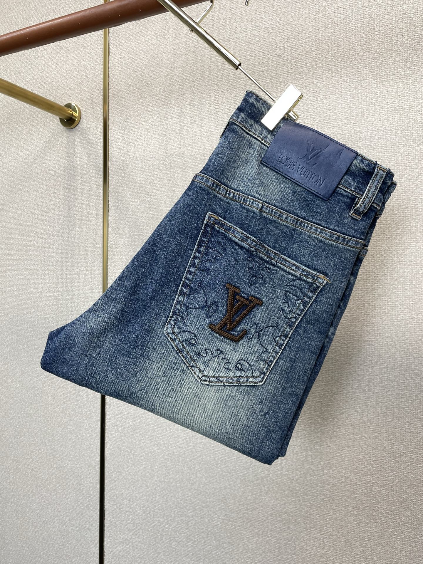 NO:958097,.Louis Vuitton exclusively provides high-end versions of new casual jeans. Custom-made fabrics at the counter. Highly breathable and comfortable, with impeccable details. The brand element design concept reflects high quality. It feels delicate and soft!  It presents a casual cut and the upper body shape is awesome!  Code number 29-38,,louis vuitton,louis vuitton,jeans,19860909.Louis Vuitton路易威登独家专供新款休闲牛仔裤高端版本 专柜定制面料 透气舒适度高,细节无可挑剔,品牌元素设计理念,体现高品质.手感细腻柔软！呈现休闲裁剪,上身版型超赞！码数29-38,,louis vuitton,louis vuitton,jeans,,Men's clothing