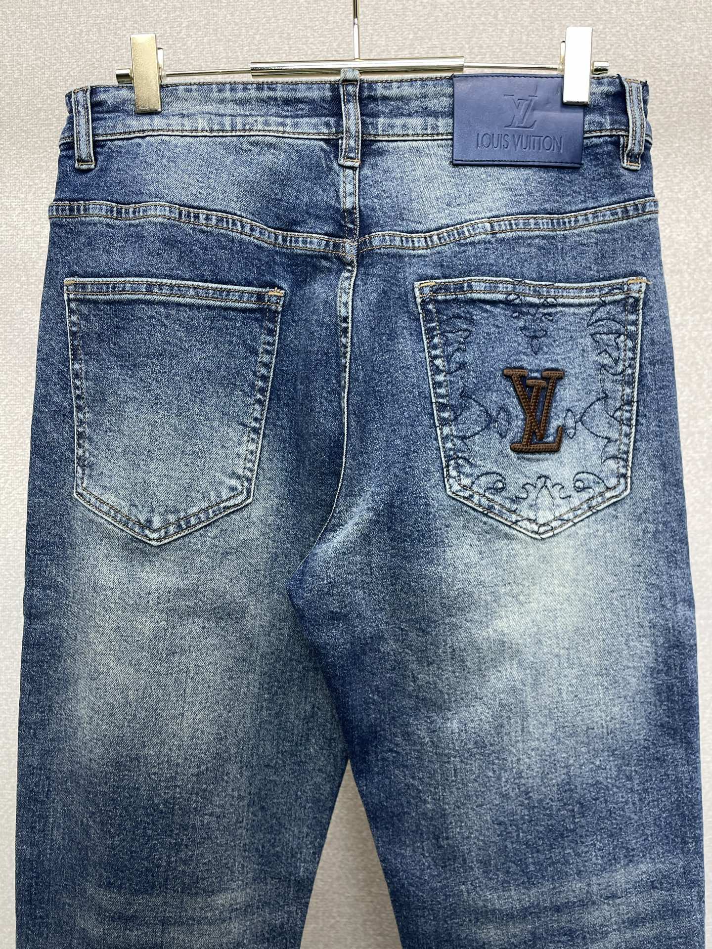 Louis Vuitton路易威登💥砸锅卖铁都要上的新款新款休闲牛仔裤👖高端版本 专柜定制面料 透气舒适度高，细节无可挑