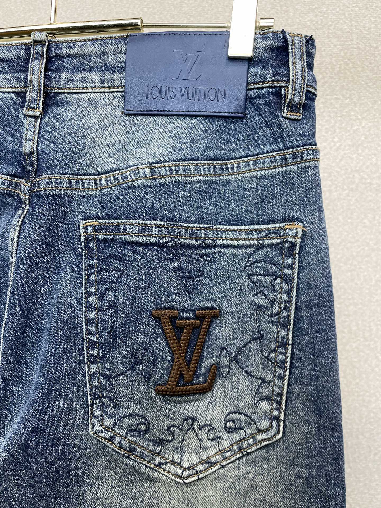 Louis Vuitton路易威登💥砸锅卖铁都要上的新款新款休闲牛仔裤👖高端版本 专柜定制面料 透气舒适度高，细节无可挑