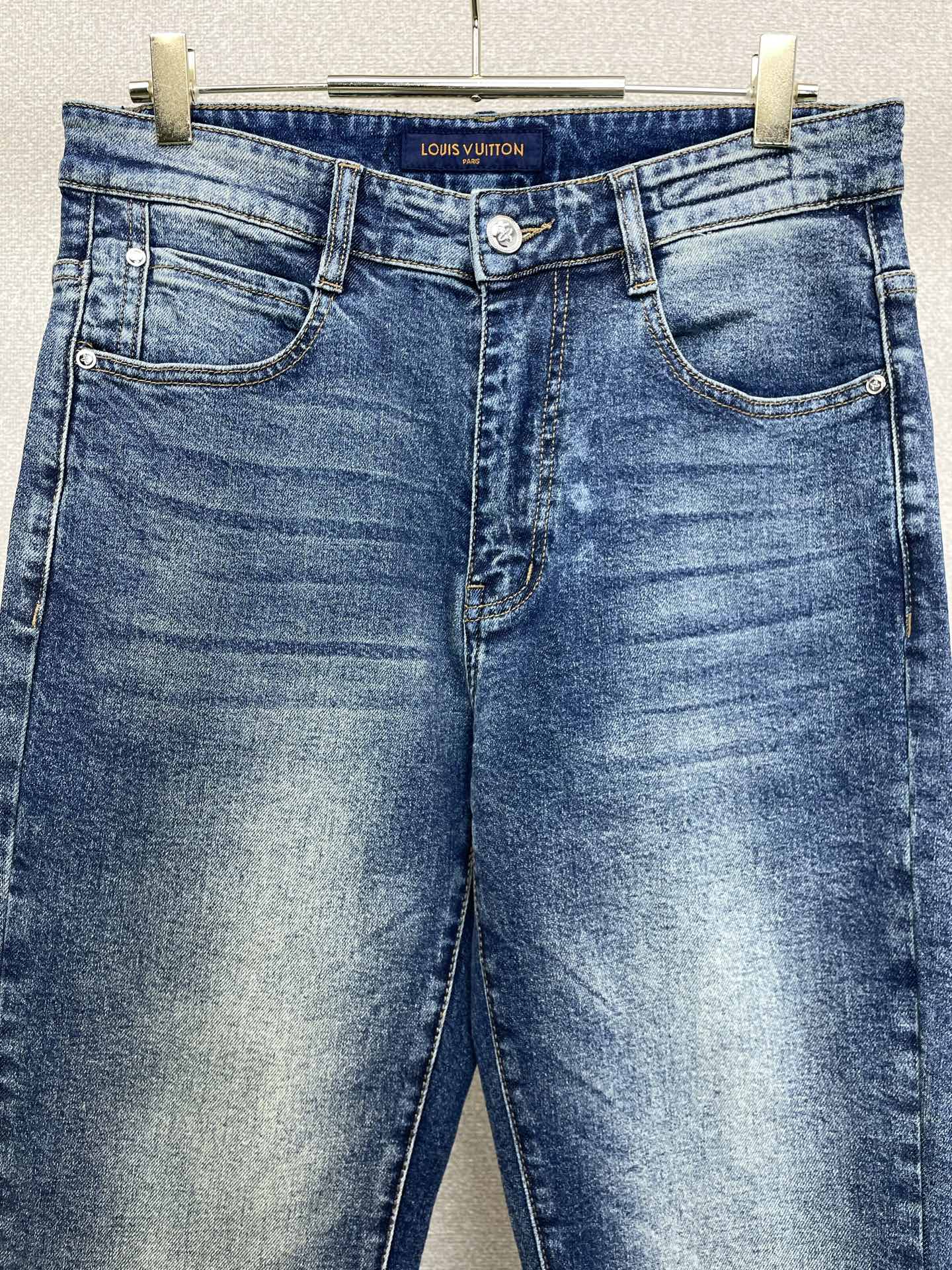 Louis Vuitton路易威登💥砸锅卖铁都要上的新款新款休闲牛仔裤👖高端版本 专柜定制面料 透气舒适度高，细节无可挑