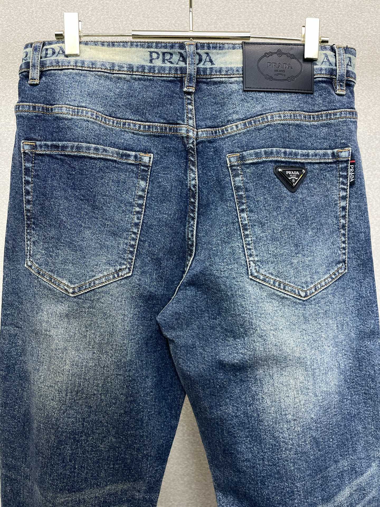 Prada普拉达💥砸锅卖铁都要上的新款新款休闲牛仔裤👖高端版本 专柜定制面料 透气舒适度高，细节无可挑剔，品牌元素设计理