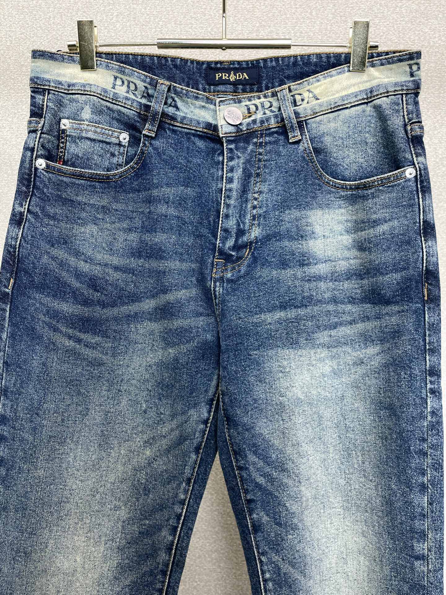 Prada普拉达💥砸锅卖铁都要上的新款新款休闲牛仔裤👖高端版本 专柜定制面料 透气舒适度高，细节无可挑剔，品牌元素设计理