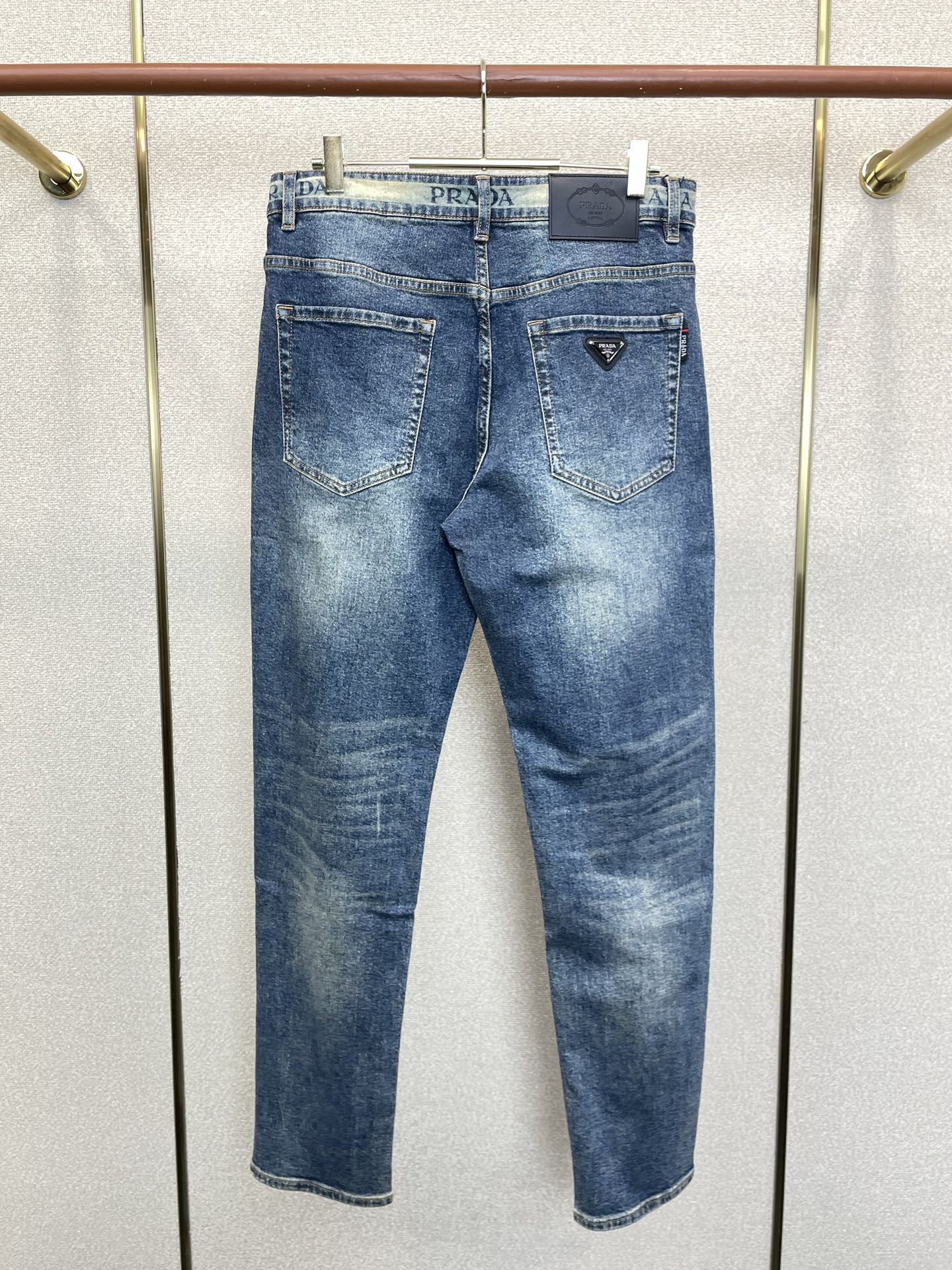 Prada普拉达💥砸锅卖铁都要上的新款新款休闲牛仔裤👖高端版本 专柜定制面料 透气舒适度高，细节无可挑剔，品牌元素设计理
