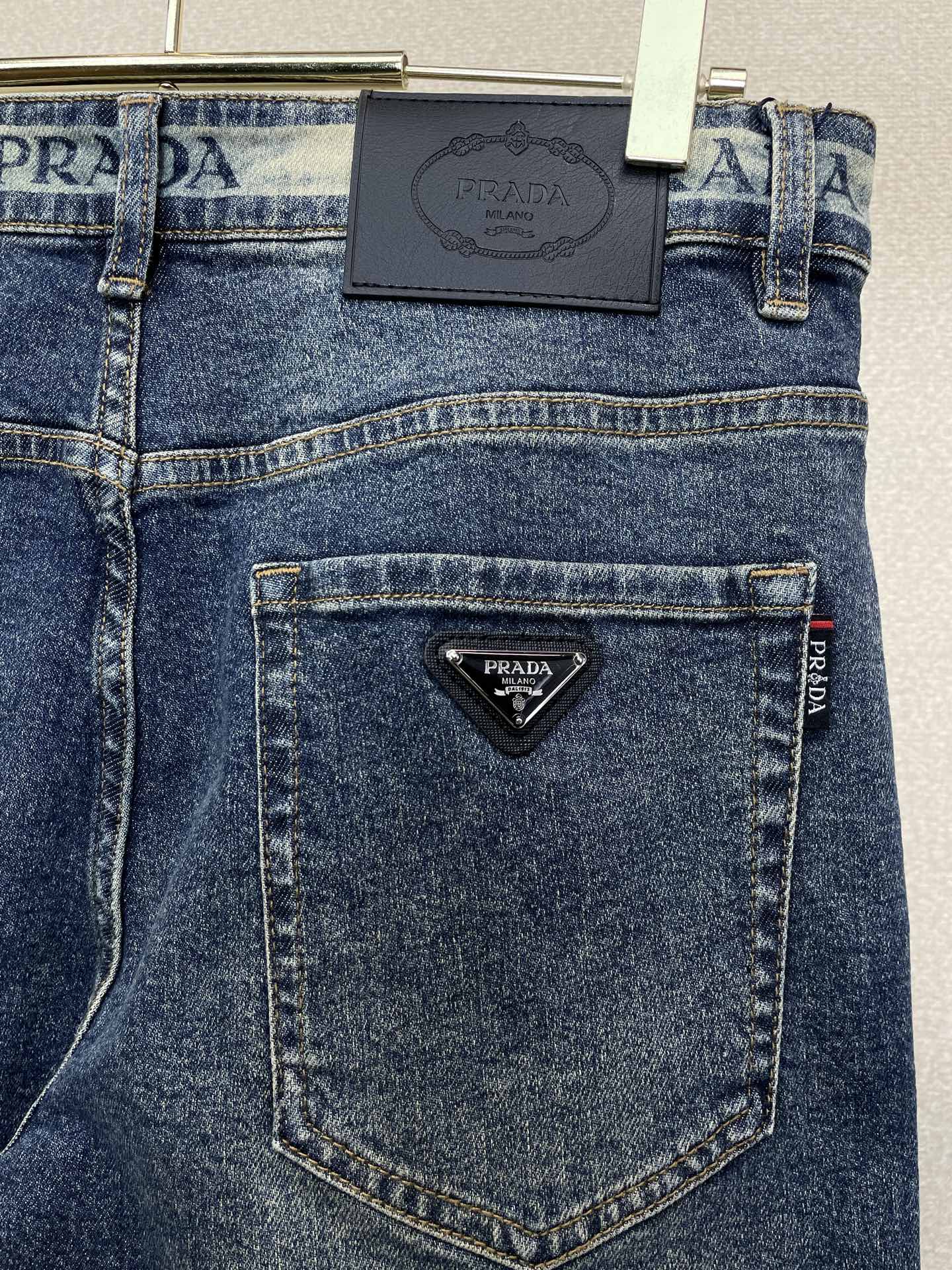 Prada普拉达💥砸锅卖铁都要上的新款新款休闲牛仔裤👖高端版本 专柜定制面料 透气舒适度高，细节无可挑剔，品牌元素设计理