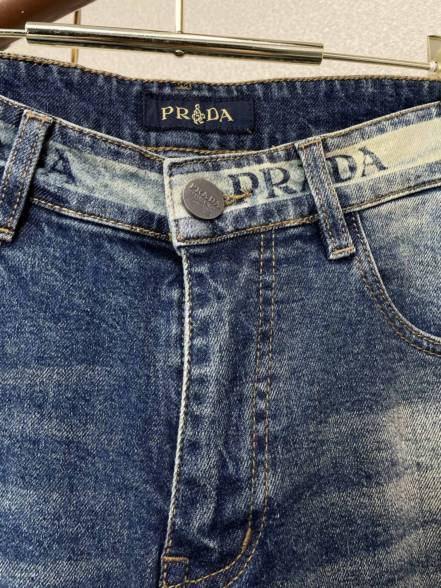 Prada普拉达💥砸锅卖铁都要上的新款新款休闲牛仔裤👖高端版本 专柜定制面料 透气舒适度高，细节无可挑剔，品牌元素设计理