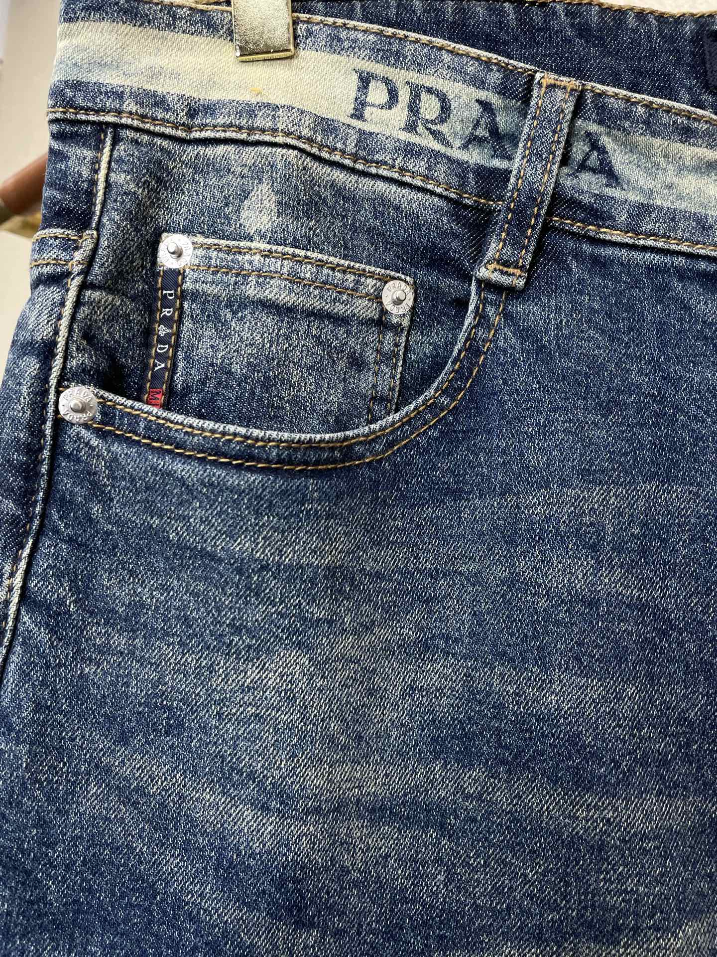 Prada普拉达💥砸锅卖铁都要上的新款新款休闲牛仔裤👖高端版本 专柜定制面料 透气舒适度高，细节无可挑剔，品牌元素设计理