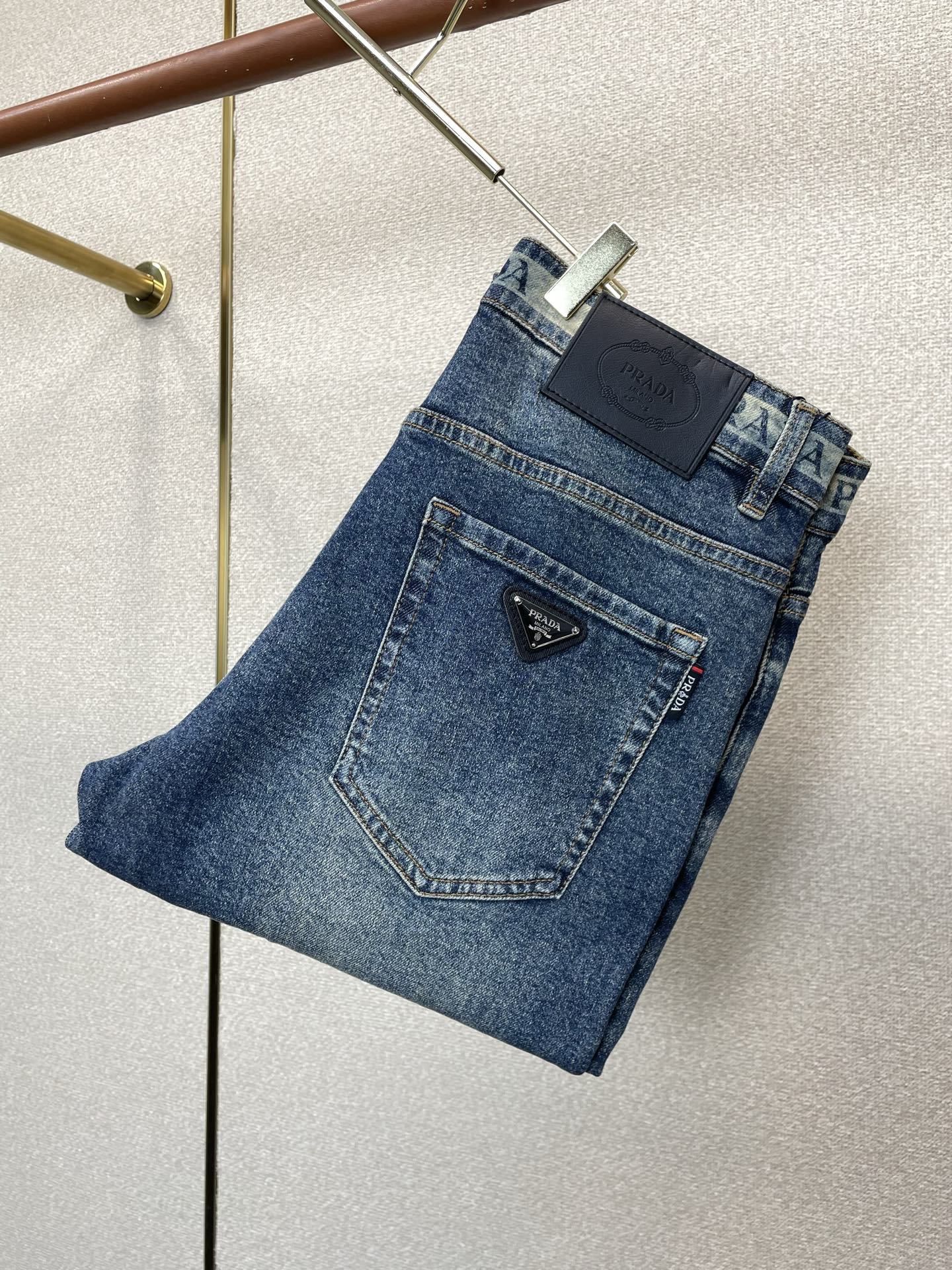 NO:958106,.Prada exclusively provides high-end versions of new casual jeans. Customized fabrics at the counter. Highly breathable and comfortable, with impeccable details. The brand element design concept embodies high quality. It feels delicate and soft!  It presents a casual cut and the upper body shape is awesome!  Code number 29-38,,prada,prada,jeans,19860909.Prada普拉达独家专供新款休闲牛仔裤高端版本 专柜定制面料 透气舒适度高,细节无可挑剔,品牌元素设计理念,体现高品质.手感细腻柔软！呈现休闲裁剪,上身版型超赞！码数29-38,,prada,prada,jeans,,Men's clothing