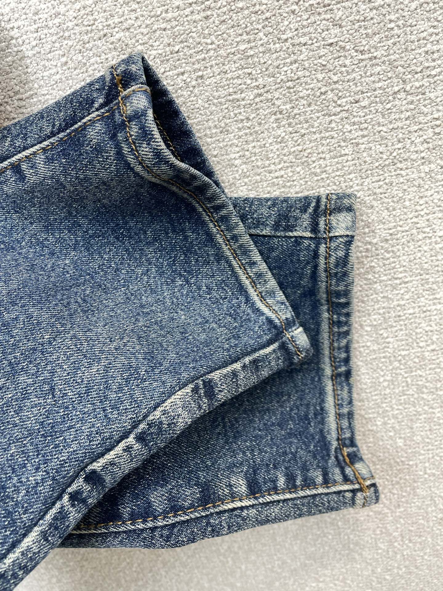 Prada普拉达💥砸锅卖铁都要上的新款新款休闲牛仔裤👖高端版本 专柜定制面料 透气舒适度高，细节无可挑剔，品牌元素设计理