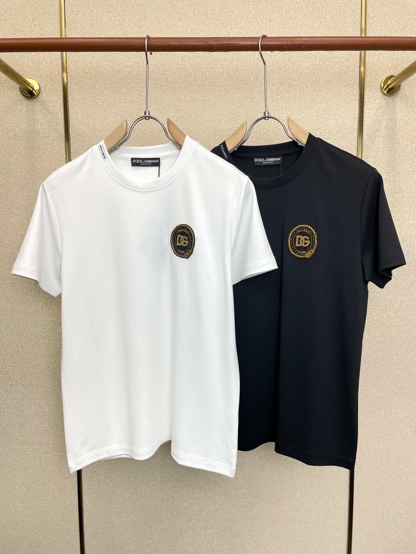 NO:956247,.Dolce&Gabbana exclusively supplies new original men's casual short sleeves. High-end customization. High-end version. Fashionable and versatile imported fabrics. Super soft and delicate feel. Skin-friendly and comfortable to wear. High-end boutique. The upper body is finely made by the factory. It is a must-have item for men. Three standards are complete. Size M-3XL,,Dolce&Gabbana,Dolce&Gabbana, T-shirt,19860909.Dolce&Gabbana杜嘉班纳独家专供新款原单男士休闲短袖 高端定制 高端版本 时尚百搭爆款进口面料 手感超柔软细腻 穿着亲肤舒适 高端精品 代工厂精细做上身非常赞 男士必备单品 三标齐全 码数M-3XL,,Dolce&Gabbana,Dolce&Gabbana,T-shirt,,Men's clothing