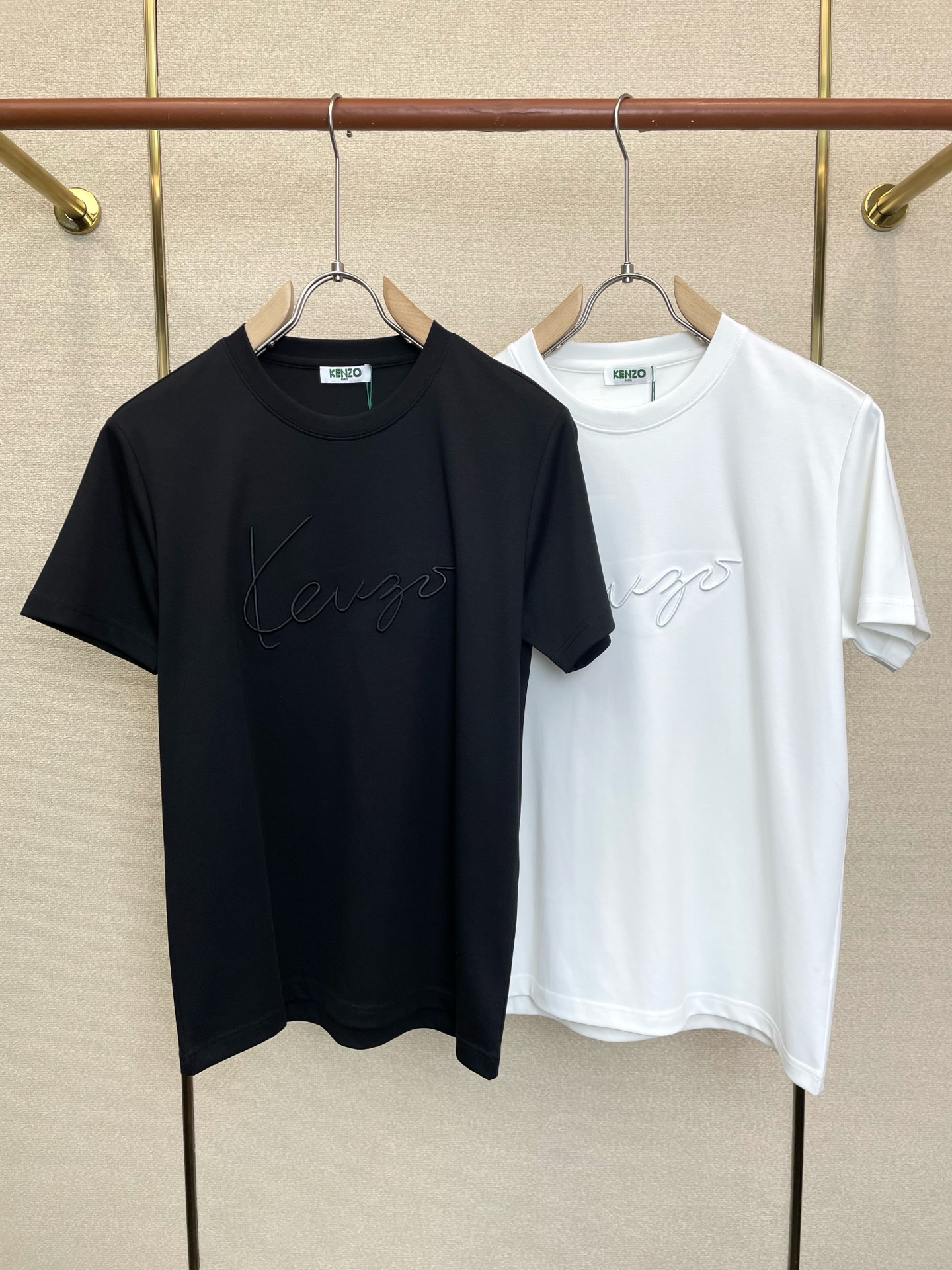 NO:958114,.KENZO exclusively supplies new original men's casual short-sleeves, high-end customization, high-end version, fashionable and versatile imported fabrics, super soft and delicate to the touch, skin-friendly and comfortable to wear, high-end boutique, the upper body is exquisitely made by the factory, a must-have item for men, complete with three standards, size M-3XL,, T-shirt,19860909.KENZO肯佐独家专供新款原单男士休闲短袖 高端定制 高端版本 时尚百搭爆款进口面料 手感超柔软细腻 穿着亲肤舒适 高端精品 代工厂精细做上身非常赞 男士必备单品 三标齐全 码数M-3XL,,T-shirt,,Men's clothing