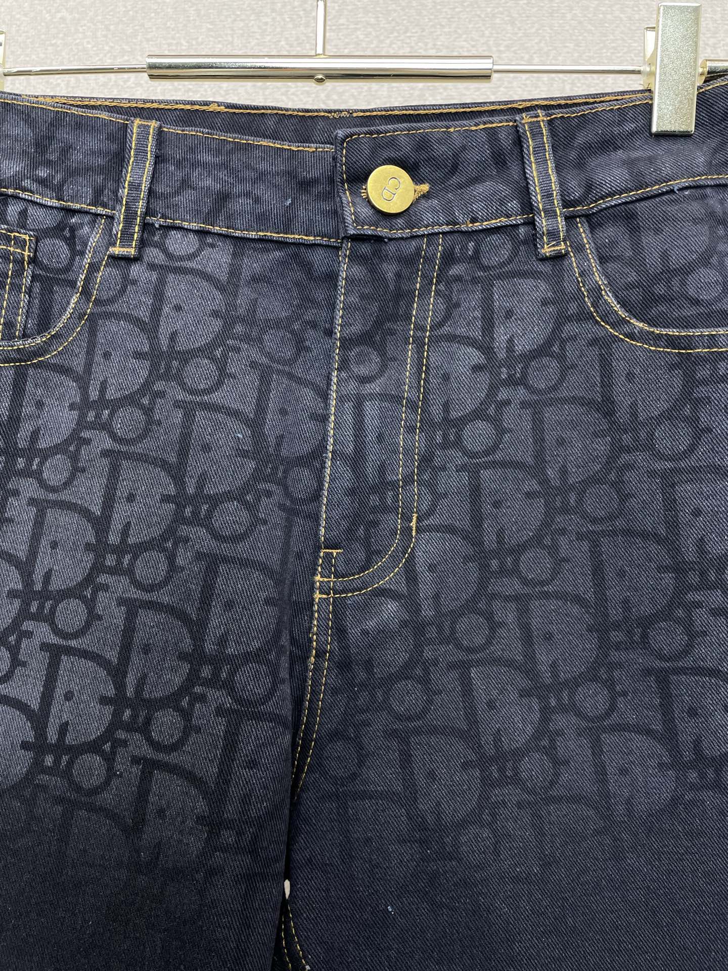 Dior迪奥💥独家专供新款牛仔短裤🩳高端版本！专柜定制面料 透气舒适度高，细节无可挑剔，品牌元素设计理念，体现高品质。手