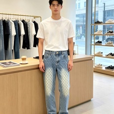 Louis Vuitton路易威登💥独家专供新款牛仔裤👖高端版本!专柜定制面料 透气舒适度高,细节无可挑剔,品牌元素设计 Louis Vuitton路易威登💥独家专供新款牛仔裤👖高端版本!专柜定制面料 透气舒适度高,细节无可挑剔,品牌元素设计