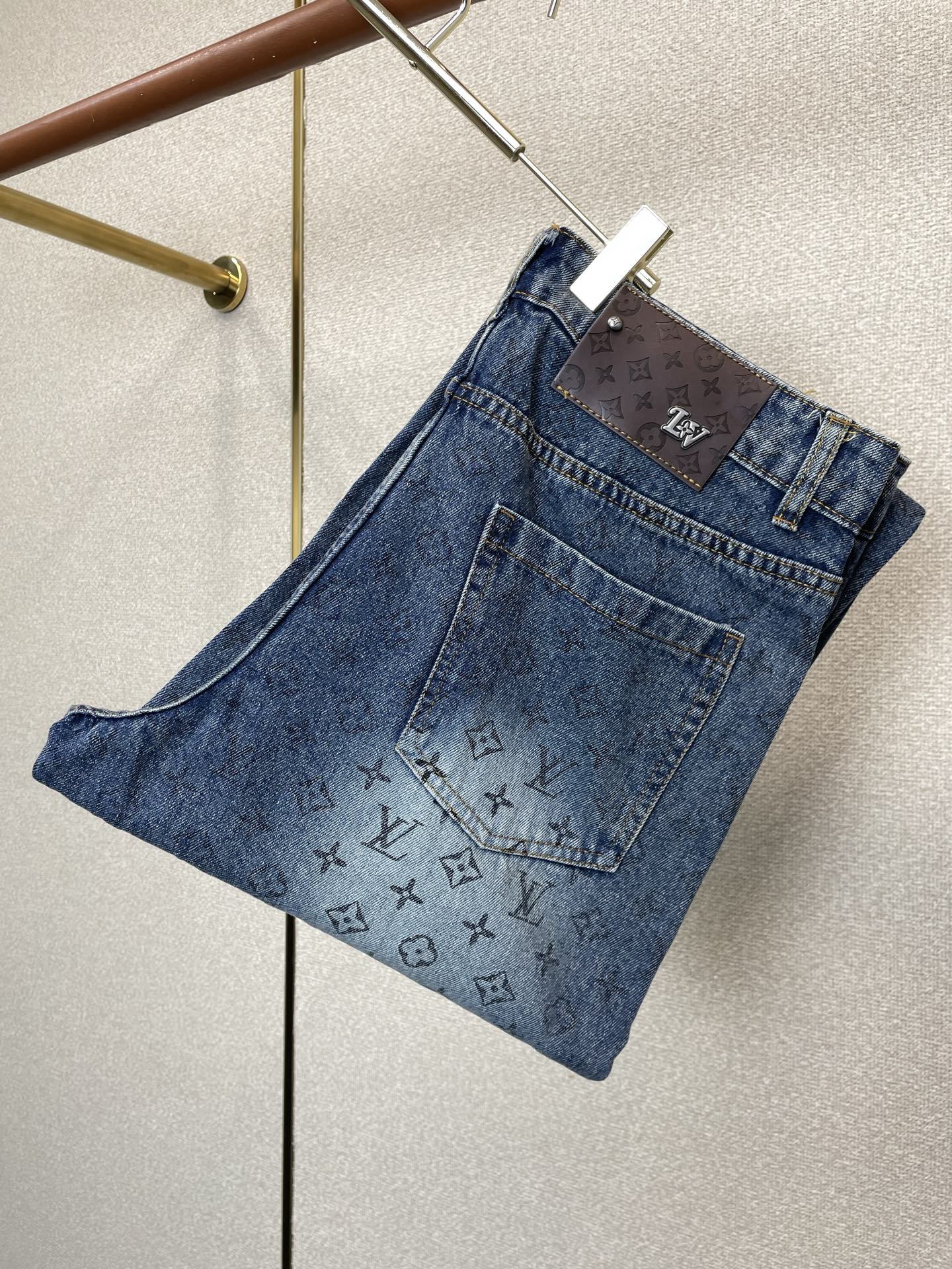 Louis Vuitton路易威登💥独家专供新款牛仔裤👖高端版本！专柜定制面料 透气舒适度高，细节无可挑剔，品牌元素设计