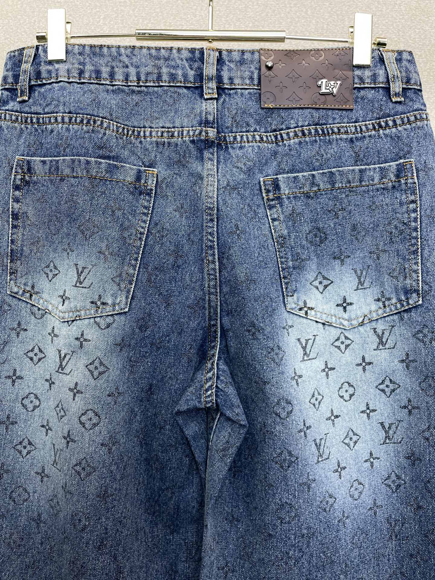 Louis Vuitton路易威登💥独家专供新款牛仔裤👖高端版本!专柜定制面料 透气舒适度高,细节无可挑剔,品牌元素设计 Louis Vuitton路易威登💥独家专供新款牛仔裤👖高端版本!专柜定制面料 透气舒适度高,细节无可挑剔,品牌元素设计