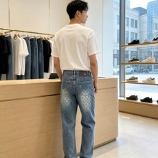Louis Vuitton路易威登💥独家专供新款牛仔裤👖高端版本!专柜定制面料 透气舒适度高,细节无可挑剔,品牌元素设计 Louis Vuitton路易威登💥独家专供新款牛仔裤👖高端版本!专柜定制面料 透气舒适度高,细节无可挑剔,品牌元素设计