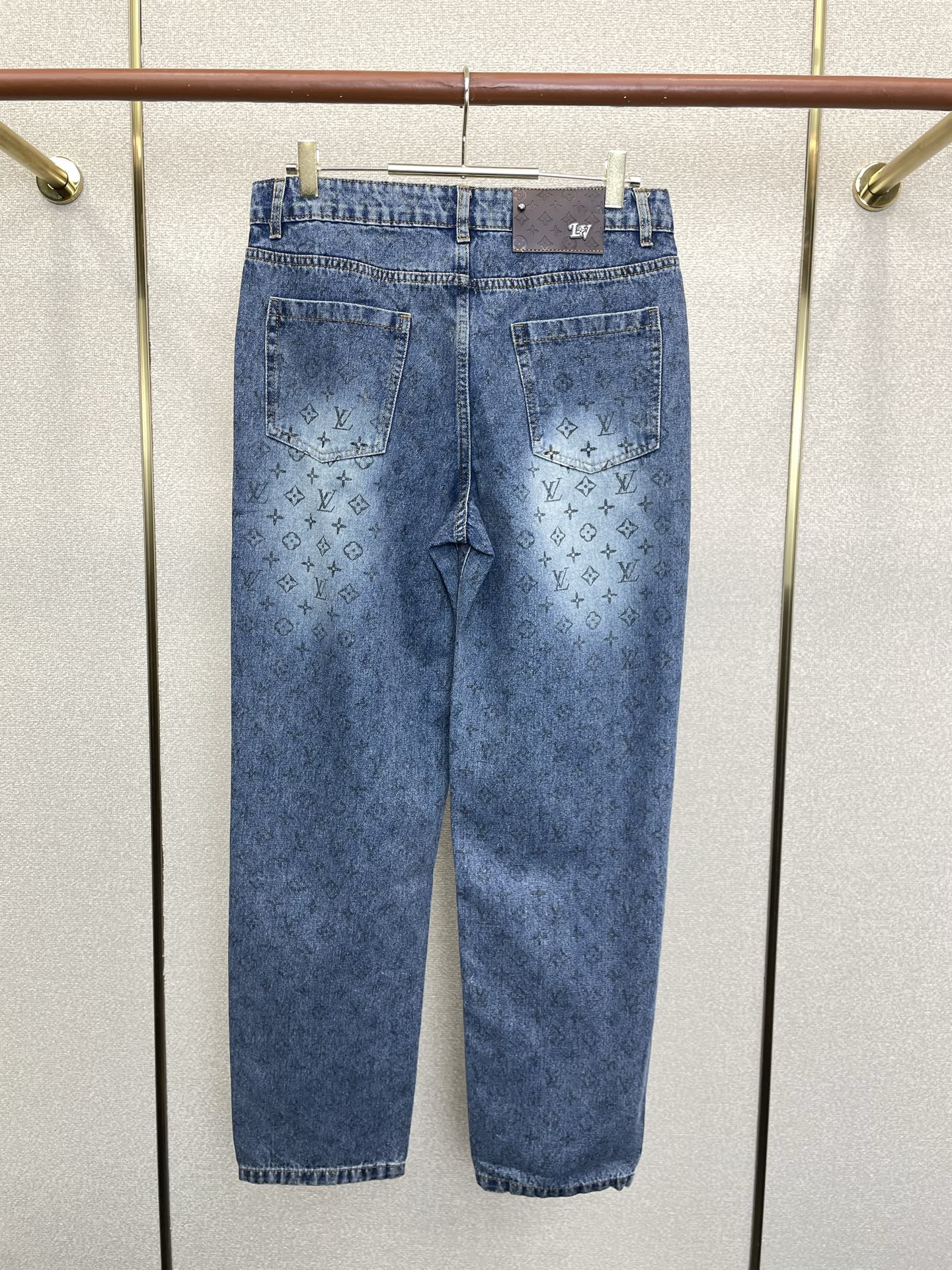 Louis Vuitton路易威登💥独家专供新款牛仔裤👖高端版本!专柜定制面料 透气舒适度高,细节无可挑剔,品牌元素设计 Louis Vuitton路易威登💥独家专供新款牛仔裤👖高端版本!专柜定制面料 透气舒适度高,细节无可挑剔,品牌元素设计