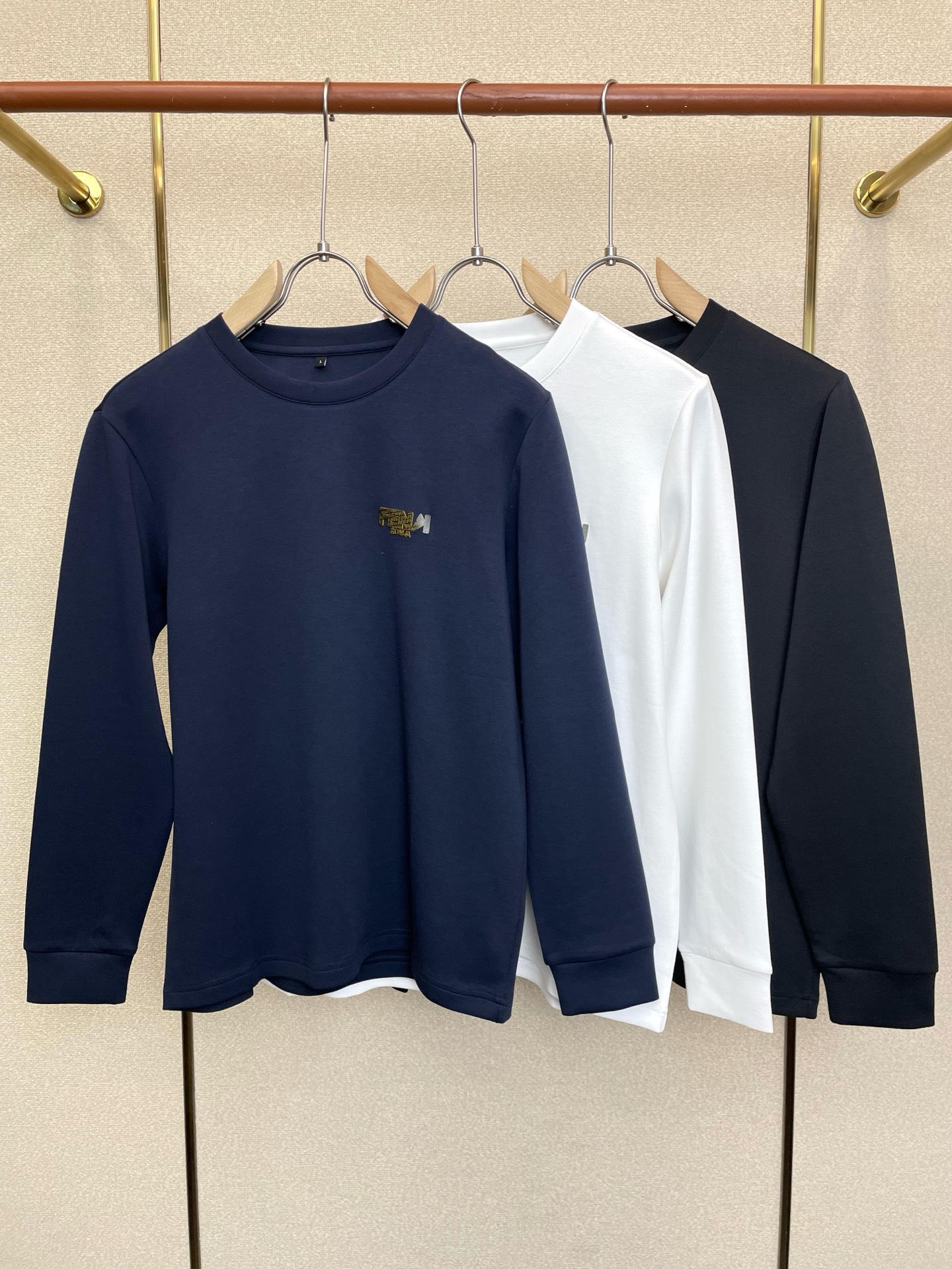 NO:956202,.FENDI Fendi exclusively provides new original men's casual long sleeves. High-end customization. High-end version. Fashionable and versatile imported fabrics. Super soft and delicate feel. Skin-friendly and comfortable to wear. High-end boutique. The upper body is exquisitely made by the factory. A must-have item for men. Three complete standards. Size M-4XL,,fendi,fendi,19860909.FENDI芬迪独家专供新款原单男士休闲长袖 高端定制 高端版本 时尚百搭爆款进口面料 手感超柔软细腻 穿着亲肤舒适 高端精品 代工厂精细做上身非常赞 男士必备单品 三标齐全 码数M-4XL,,fendi,fendi,,Men's clothing