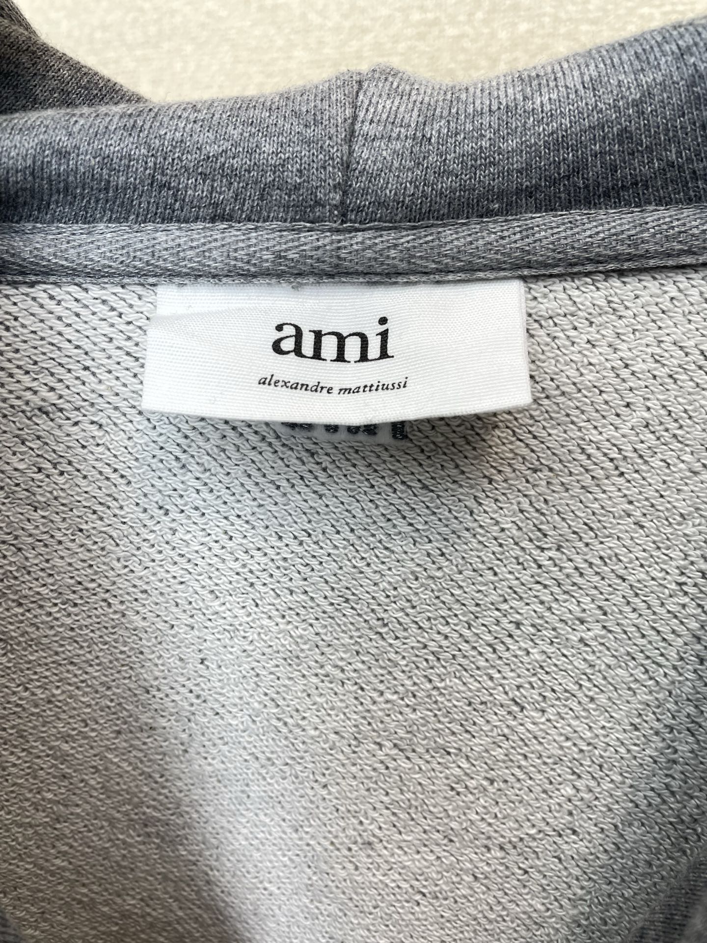 AMI艾米💥独家专供最新时尚连帽卫衣 经典设计感与颜值爆棚的外套,品质更是无法挑剔品控可以直接入手,不容过错的高端臻品! AMI艾米💥独家专供最新时尚连帽卫衣 经典设计感与颜值爆棚的外套,品质更是无法挑剔品控可以直接入手,不容过错的高端臻品!