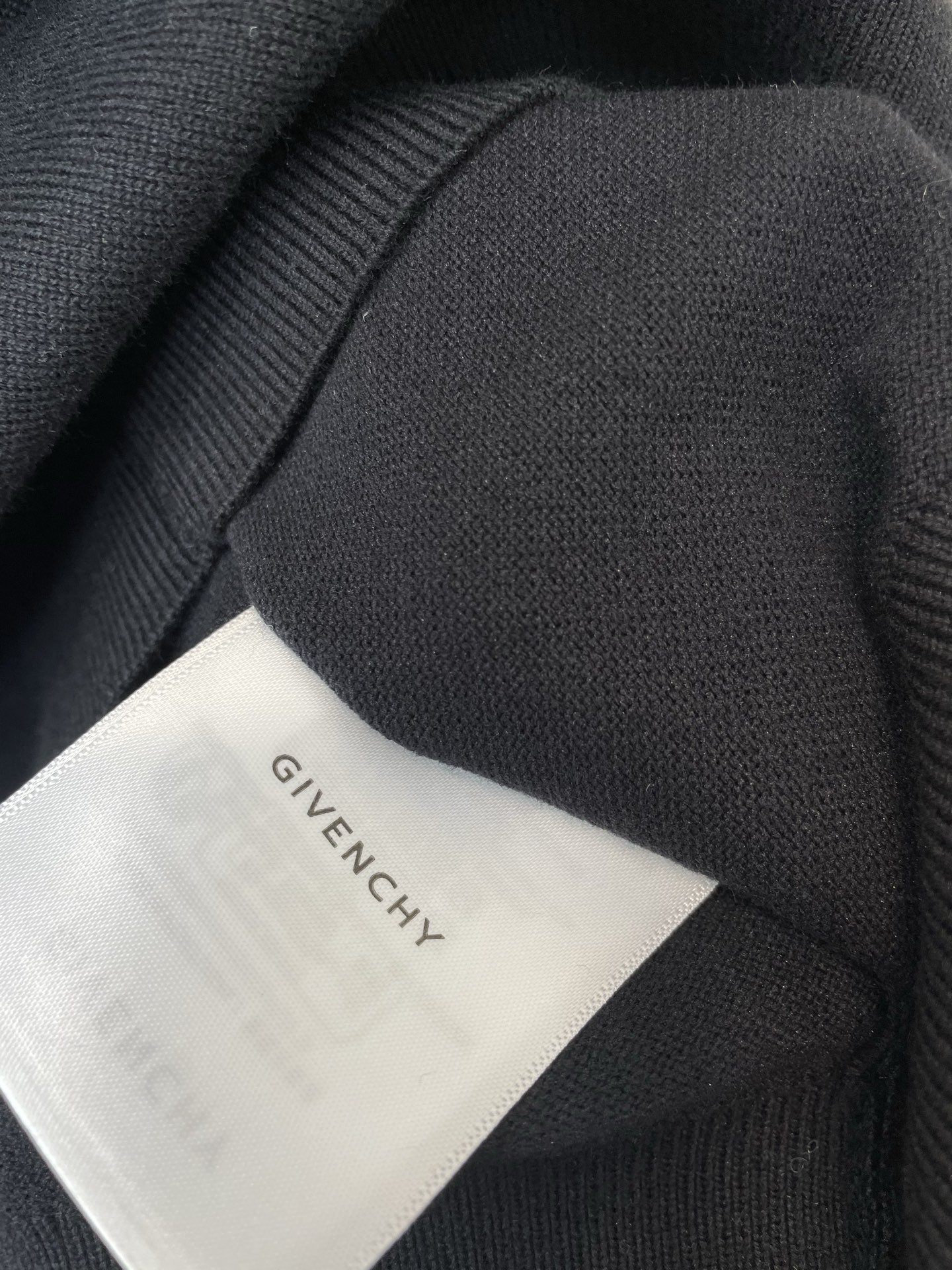 Givenchy纪梵希💥独家专供最新时尚针织短袖 经典设计感与颜值爆棚的外套，品质更是无法挑剔品控可以直接入手，不容过错