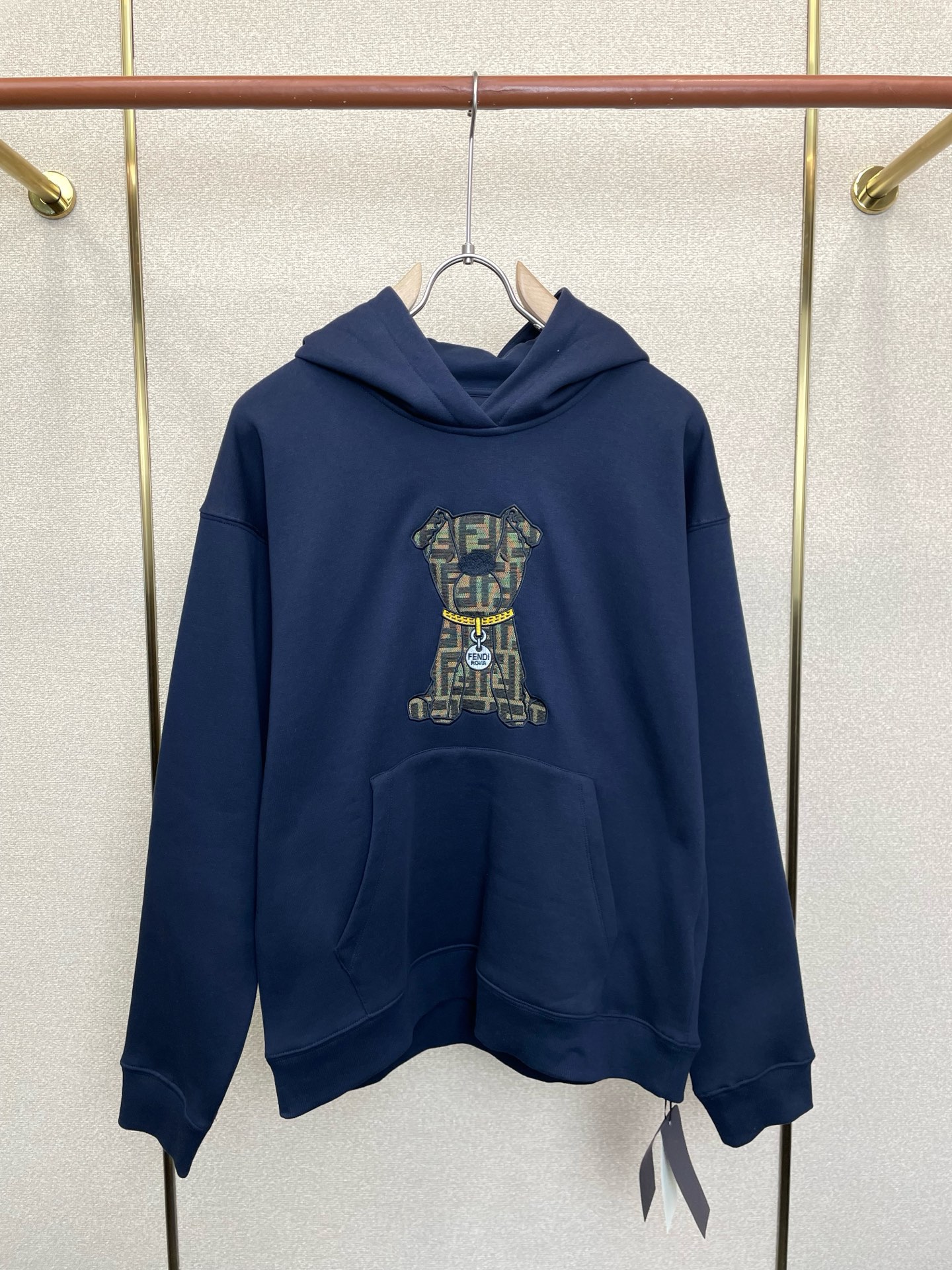NO:956218,.FENDI Fendi exclusively provides the latest fashionable hooded sweatshirts. Jackets with classic design and great looks. The quality is impeccable and quality control allows you to buy it directly. It is a high-end product that cannot be faulted! You can feel its powerful aura through the detailed pictures. It has a remarkable effect of gathering heat and keeping warm, so you don’t have to worry about getting a little chilly! Both fashionable and functional, the whole style looks more luxurious! Sizes S-XL,,fendi,fendi,hoodie,sweatshirts,jackets & coats,hats,19860909.FENDI芬迪独家专供最新时尚连帽卫衣 经典设计感与颜值爆棚的外套,品质更是无法挑剔品控可以直接入手,不容过错的高端臻品！通过细节图片便可感受到它强悍的气场,聚温保暖效果显著,完全不用担心会有一点寒意！时尚与功能性兼备,整款显得更加的奢华大气！ 尺码S-XL,,fendi,fendi,hoodie,sweatshirts,jackets & coats,hats,,Men's clothing