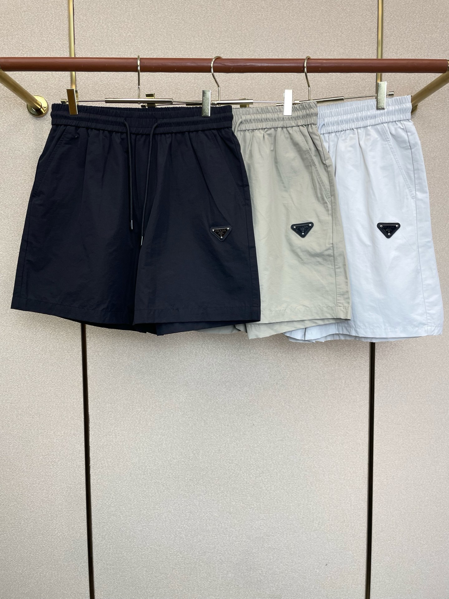 NO:956232,.Prada exclusively offers high-end versions of new casual shorts. Customized fabrics at the counter. Highly breathable and comfortable, with impeccable details. The brand element design concept embodies high quality. It feels delicate and soft!  It presents a casual cut and the upper body shape is awesome!  Size M-4XL,,prada,prada,shorts,19860909.Prada普拉达独家专供新款休闲短裤高端版本 专柜定制面料 透气舒适度高,细节无可挑剔,品牌元素设计理念,体现高品质.手感细腻柔软！呈现休闲裁剪,上身版型超赞！码数M-4XL,,prada,prada,shorts,,Men's clothing