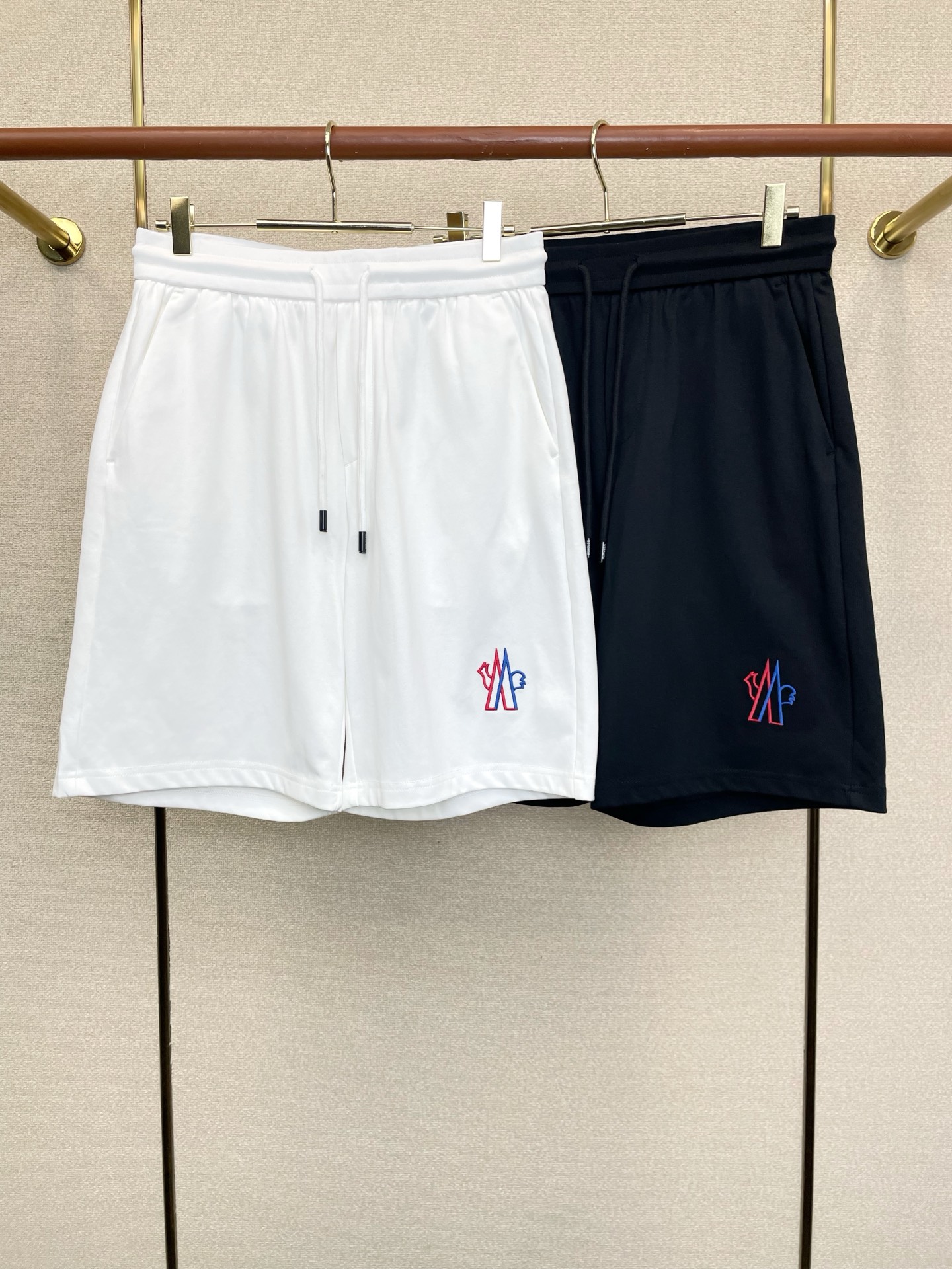 NO:956240,.Moncler's exclusive high-end version of the new casual shorts. Custom-made fabrics at the counter. Highly breathable and comfortable, with impeccable details. The brand element design concept reflects high quality. It feels delicate and soft!  It presents a casual cut and the upper body shape is awesome!  Size M-4XL,,Moncler,shorts,19860909.Moncler蒙口独家专供新款休闲短裤高端版本 专柜定制面料 透气舒适度高,细节无可挑剔,品牌元素设计理念,体现高品质.手感细腻柔软！呈现休闲裁剪,上身版型超赞！码数M-4XL,,Moncler,shorts,,Men's clothing