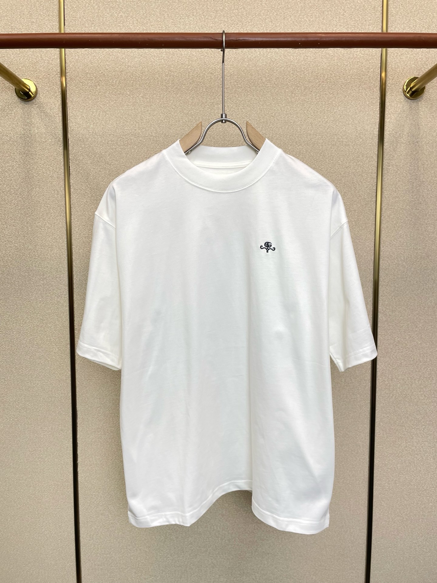 NO:956301,.Gucci Gucci exclusively supplies new original men's casual spring and summer short sleeves. High-end customization. High-end version. Fashionable and versatile imported fabrics. Super soft and delicate feel. Skin-friendly and comfortable to wear. High-end boutique. The upper body is exquisitely made by the factory. A must-have item for men. Three complete standards. Size M-3XL,,gucci,gucci,T-shirt,19860909.Gucci古驰独家专供新款原单男士休闲春夏短袖 高端定制 高端版本 时尚百搭爆款进口面料 手感超柔软细腻 穿着亲肤舒适 高端精品 代工厂精细做上身非常赞 男士必备单品 三标齐全 码数M-3XL,,gucci,gucci,T-shirt,,Men's clothing