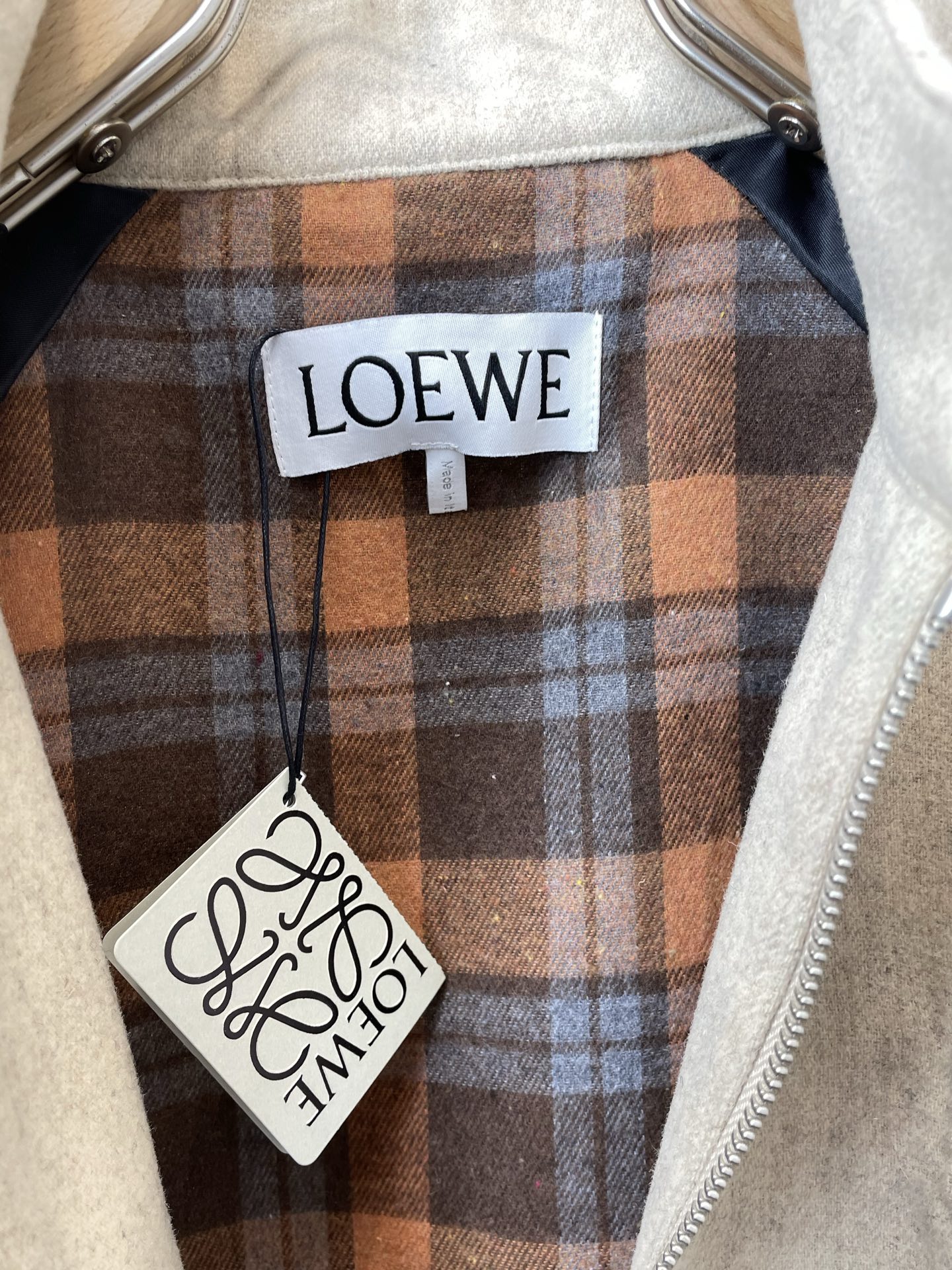 LOEWE罗意威💥砸锅卖铁都要上的新款最新时尚夹克 经典设计感与颜值爆棚的外套，品质更是无法挑剔品控可以直接入手，不容过