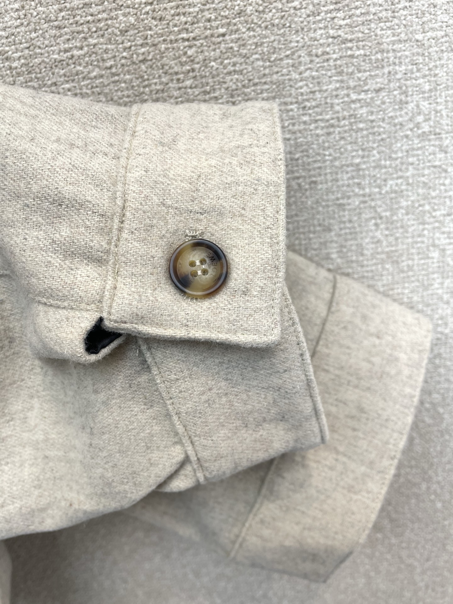 LOEWE罗意威💥砸锅卖铁都要上的新款最新时尚夹克 经典设计感与颜值爆棚的外套，品质更是无法挑剔品控可以直接入手，不容过