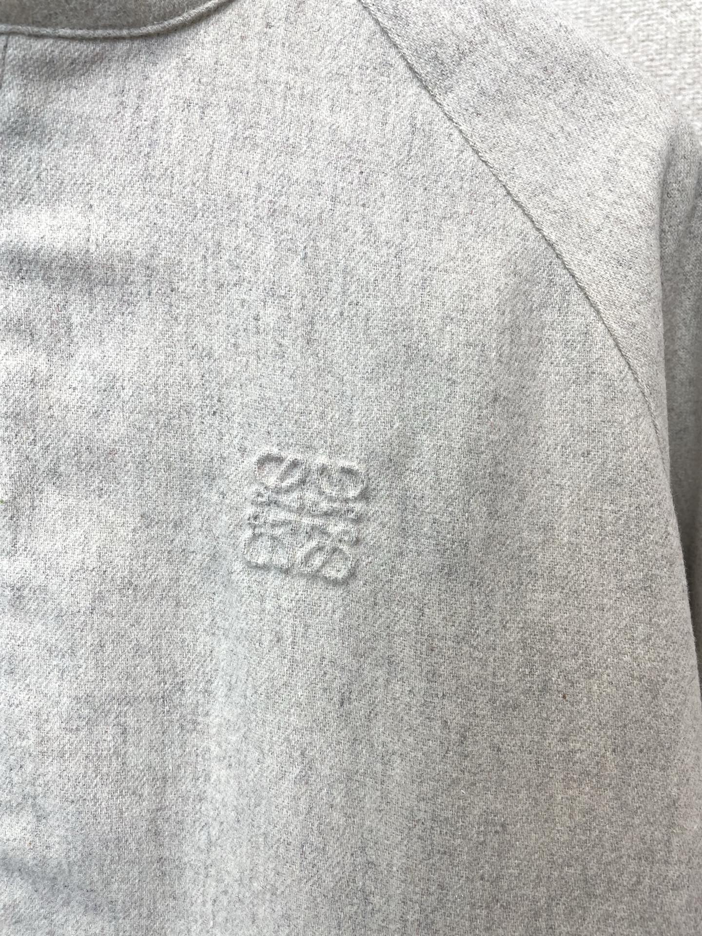 LOEWE罗意威💥砸锅卖铁都要上的新款最新时尚夹克 经典设计感与颜值爆棚的外套，品质更是无法挑剔品控可以直接入手，不容过