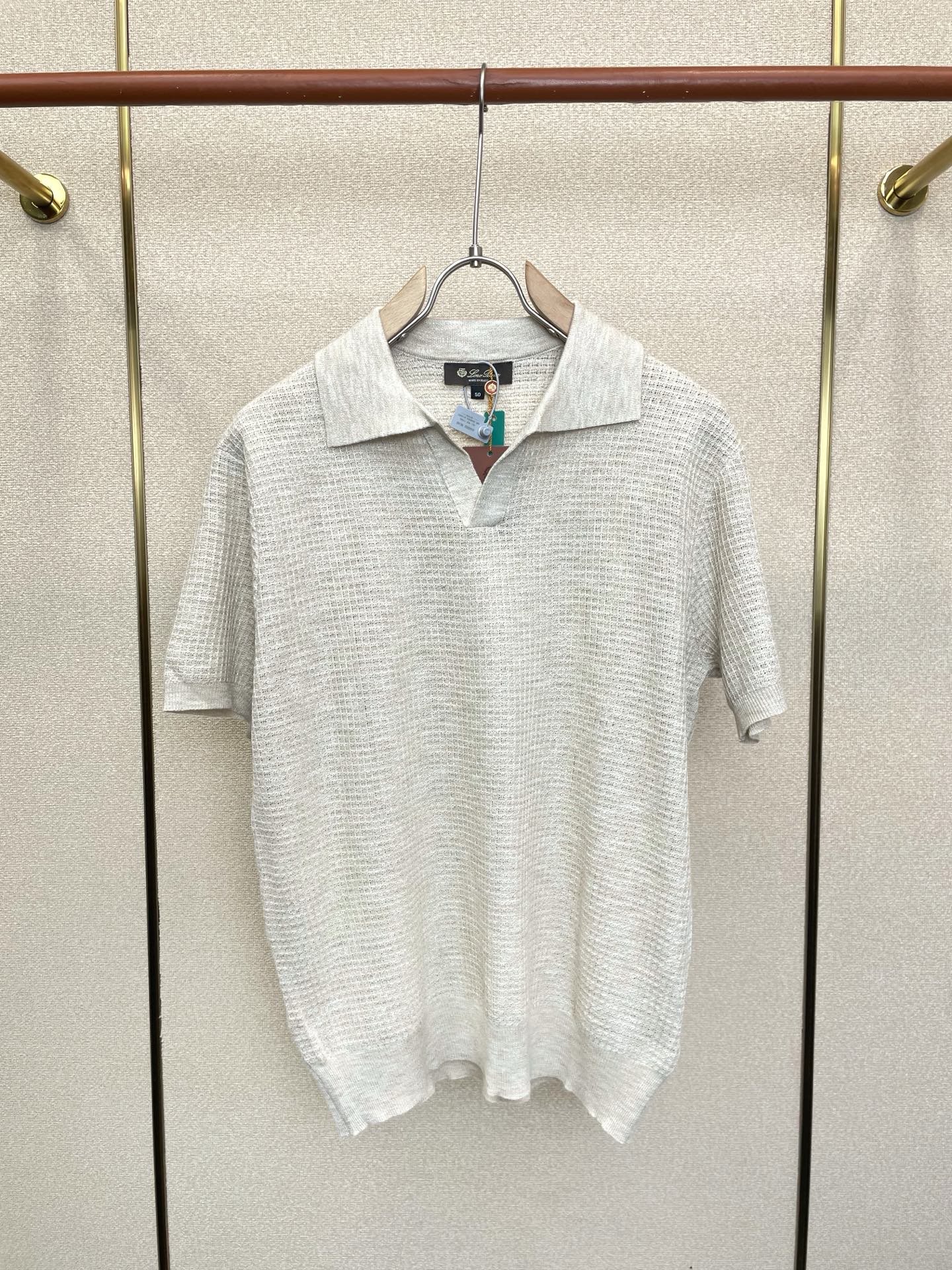 NO:958134,.LP-Loro Piana exclusively provides new original men's casual short sleeves, mulberry silk sweater short sleeves, high-end customization, high-end version, fashionable and versatile imported fabrics, super soft and delicate to the touch, skin-friendly and comfortable to wear, high-end boutique, the upper body is exquisitely made by the foundry, a must-have item for men, complete with three labels, code number 48.50.52.54,, loro piana, loro piana, sweaters, T-shirt,19860909.LP-Loro Piana诺悠翩雅独家专供新款原单男士休闲短袖 桑蚕丝毛衣短袖 高端定制 高端版本 时尚百搭爆款进口面料 手感超柔软细腻 穿着亲肤舒适 高端精品 代工厂精细做上身非常赞 男士必备单品 三标齐全 码数48.50.52.54,,loro piana,loro piana,sweaters,T-shirt,,Men's clothing