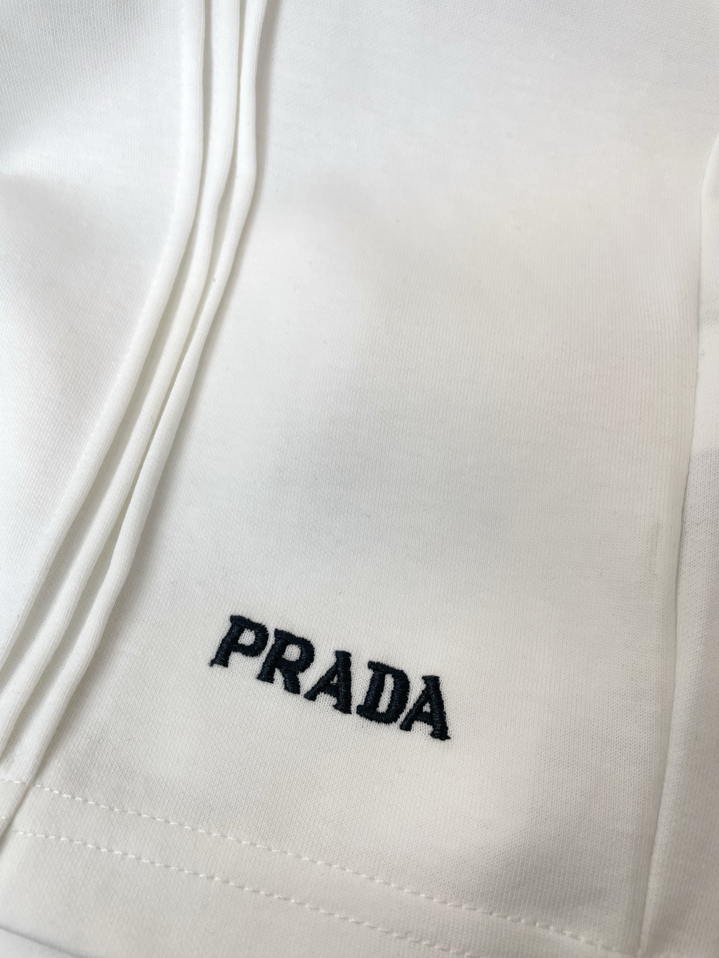 Prada普拉达💥砸锅卖铁都要上的新款新款原单男士休闲短袖 高端定制 高端版本 时尚百搭爆款⚠️⚠️✨✨进口面料 手感超