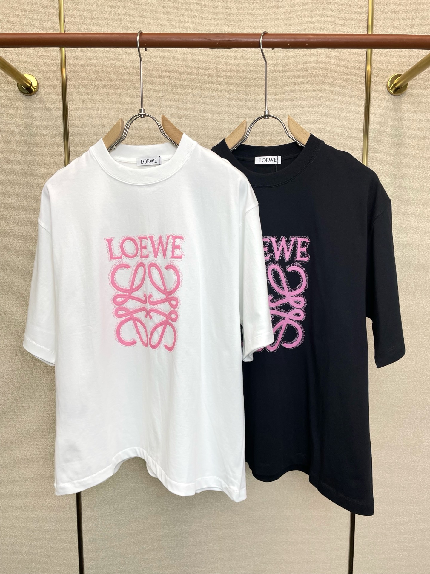 NO:958152,.LOEWE Loewe exclusively supplies new original men's casual spring and summer short sleeves. High-end customization. High-end version. Fashionable and versatile imported fabrics. Super soft and delicate feel. Skin-friendly and comfortable to wear. High-end boutique. The upper body is finely made by the foundry. Men's must-have items. Three standards are complete. Size M-3XL,,loewe,loewe,T-shirt,19860909.LOEWE罗意威独家专供新款原单男士休闲春夏短袖 高端定制 高端版本 时尚百搭爆款进口面料 手感超柔软细腻 穿着亲肤舒适 高端精品 代工厂精细做上身非常赞 男士必备单品 三标齐全 码数M-3XL,,loewe,loewe,T-shirt,,Men's clothing
