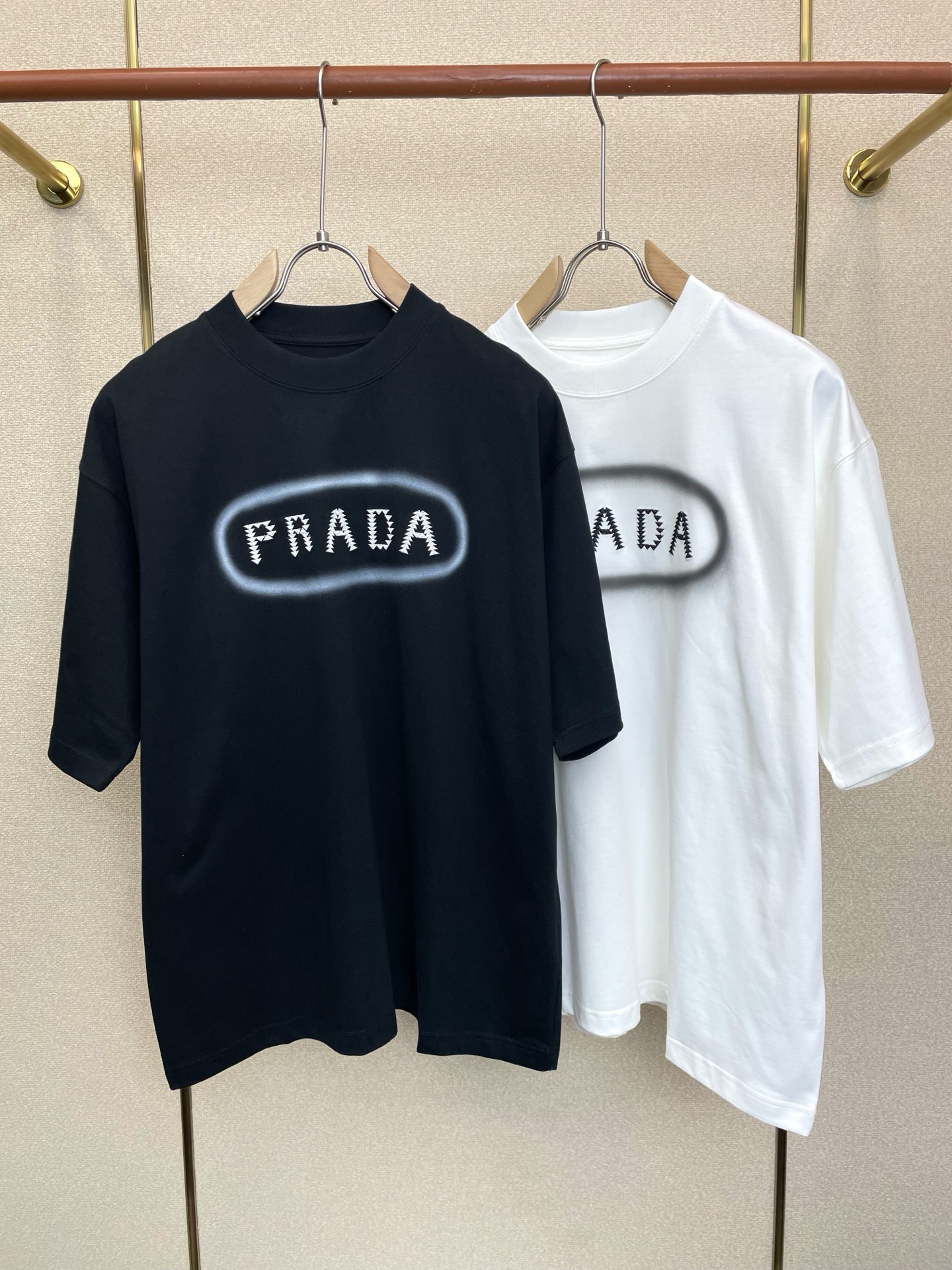 Prada普拉达💥砸锅卖铁都要上的新款新款原单男士休闲春夏短袖 高端定制 高端版本 时尚百搭爆款⚠️⚠️✨✨进口面料 手
