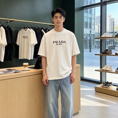 Prada普拉达💥砸锅卖铁都要上的新款新款原单男士休闲春夏短袖 高端定制 高端版本 时尚百搭爆款⚠️⚠️✨✨进口面料 手 Prada普拉达💥砸锅卖铁都要上的新款新款原单男士休闲春夏短袖 高端定制 高端版本 时尚百搭爆款⚠️⚠️✨✨进口面料 手