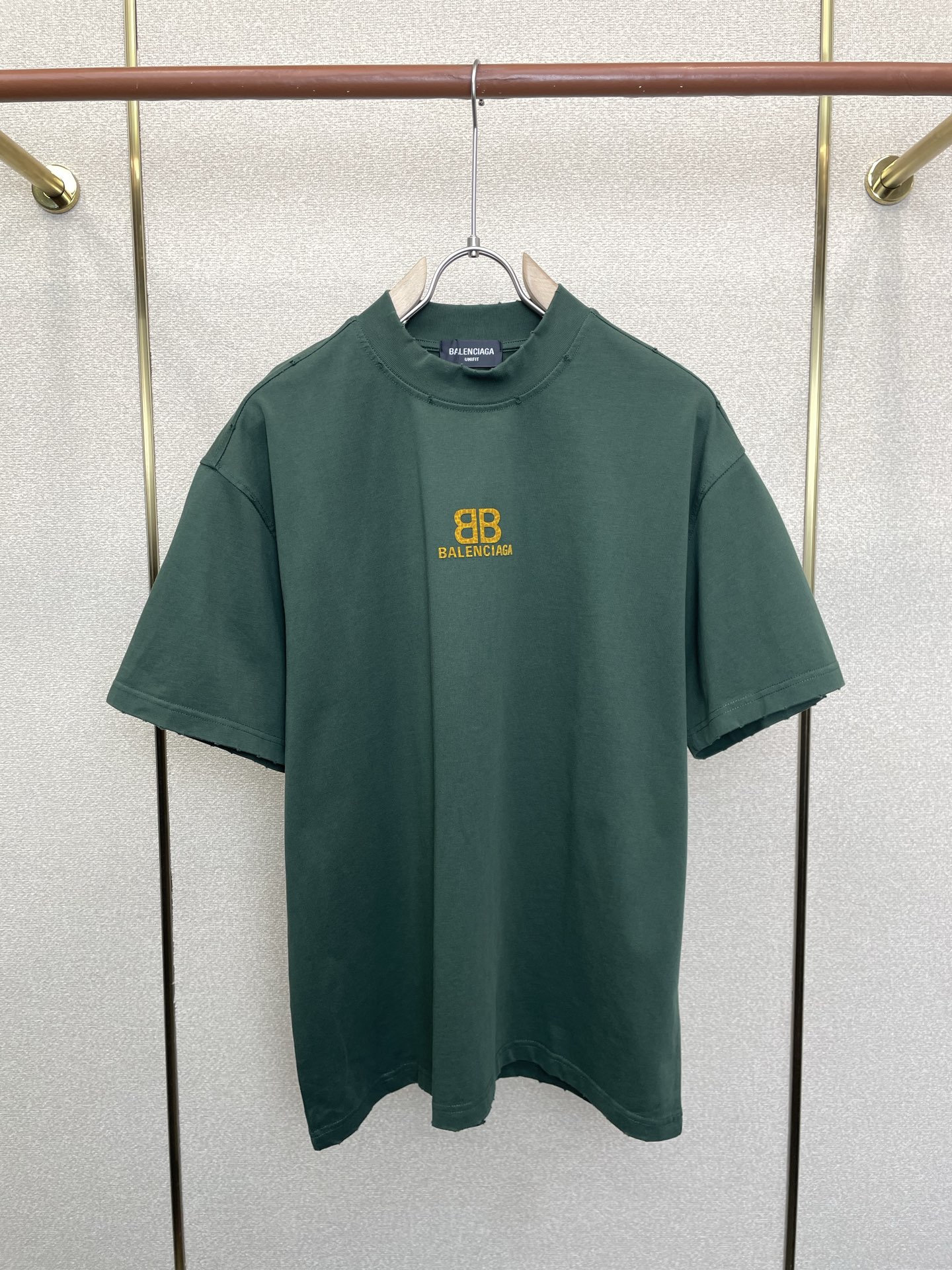 NO:958158,.Balenciaga exclusively supplies new original men's casual spring and summer short sleeves. High-end customization. High-end version. Fashionable and versatile imported fabrics. Super soft and delicate feel. Skin-friendly and comfortable to wear. High-end boutique. The upper body is made by the factory. It is a must-have item for men. Three standards are complete. Size M-3XL,,balenciaga,balenciaga,T-shirt,19860909.Balenciaga巴黎世家独家专供新款原单男士休闲春夏短袖 高端定制 高端版本 时尚百搭爆款进口面料 手感超柔软细腻 穿着亲肤舒适 高端精品 代工厂精细做上身非常赞 男士必备单品 三标齐全 码数M-3XL,,balenciaga,balenciaga,T-shirt,,Men's clothing
